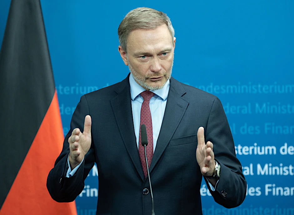 Christian Lindner (FDP), Bundesfinanzminister, spricht vor Journalisten im Bundesfinanzministerium.