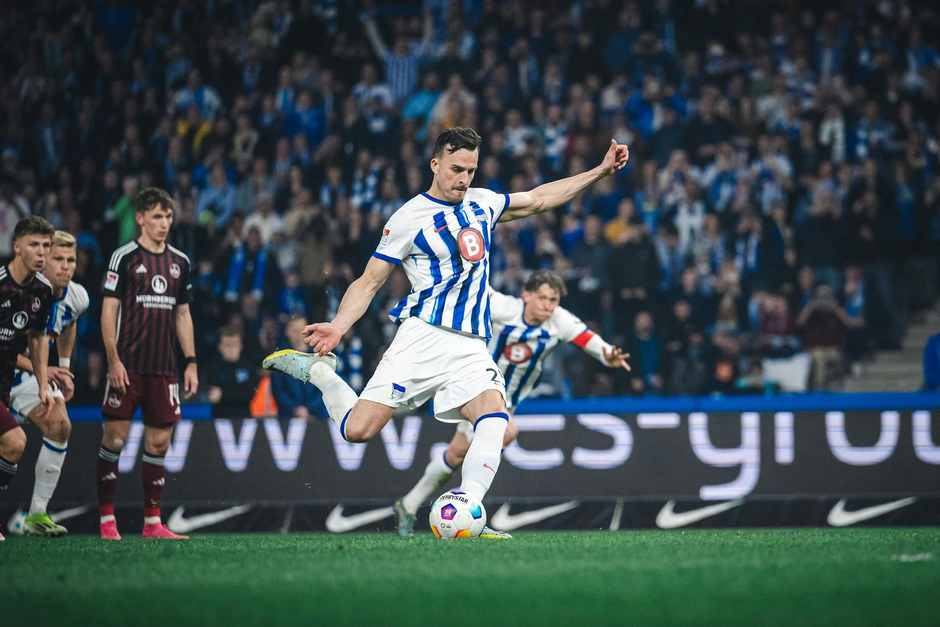 Herthas Stürmer traf per Elfmeter sicher zum 3:3 gegen den 1. FC Nürnberg.