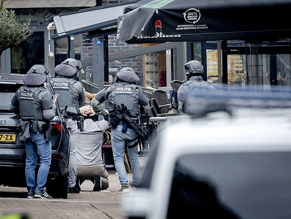 Ein Mann von der Polizei verhaftet, nachdem er mehrere Personen in einem Café in Ede als Geiseln genommen hatte.