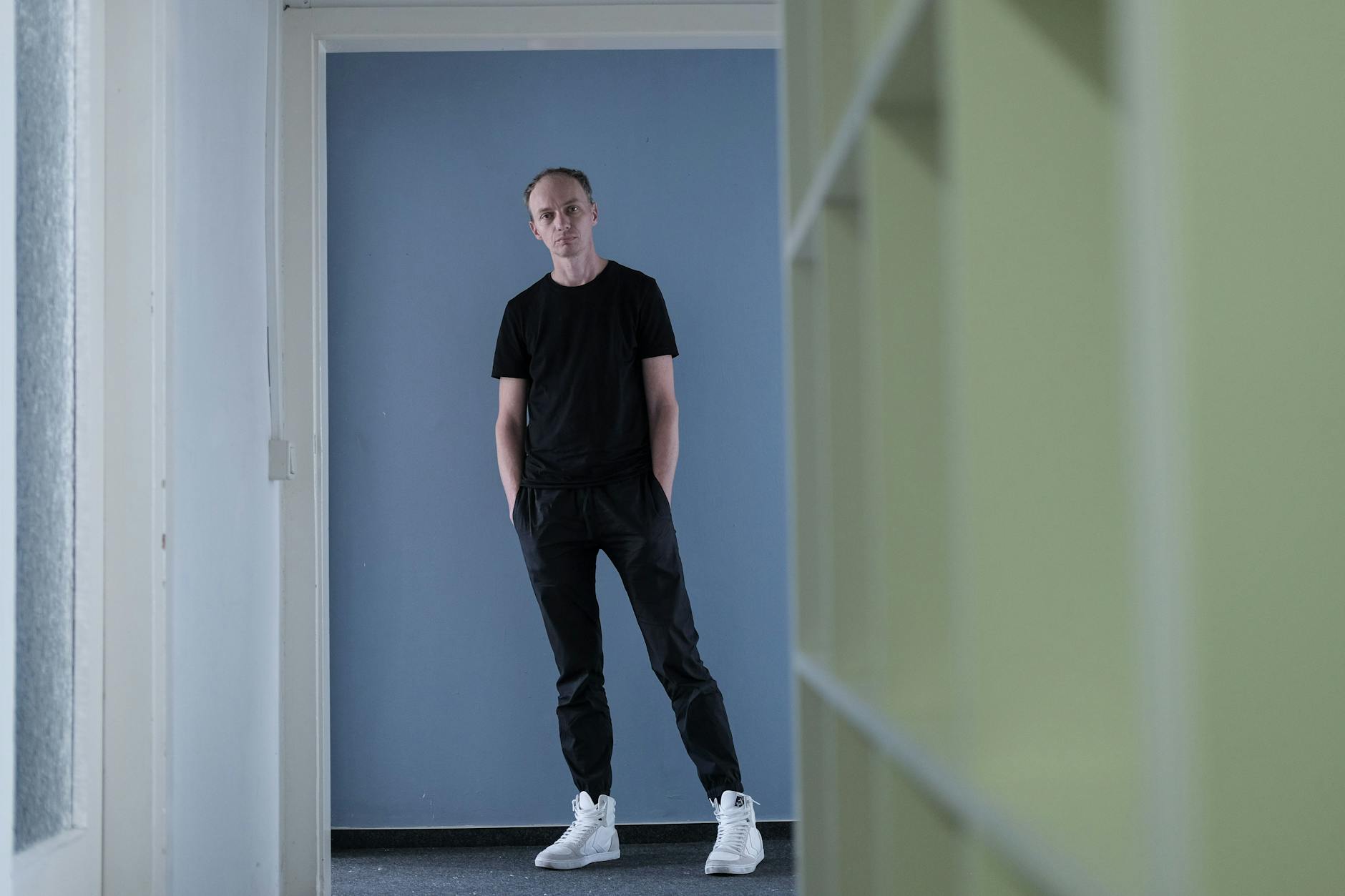 <em>„</em>Man kann feststellen, dass seit Corona auf eine andere Art durchregiert wird, dass die Regierungen sich einbilden, sie könnten immer mehr in die Meinungsäußerungen ihrer Bürger eingreifen“, sagt Dietrich Brüggemann.