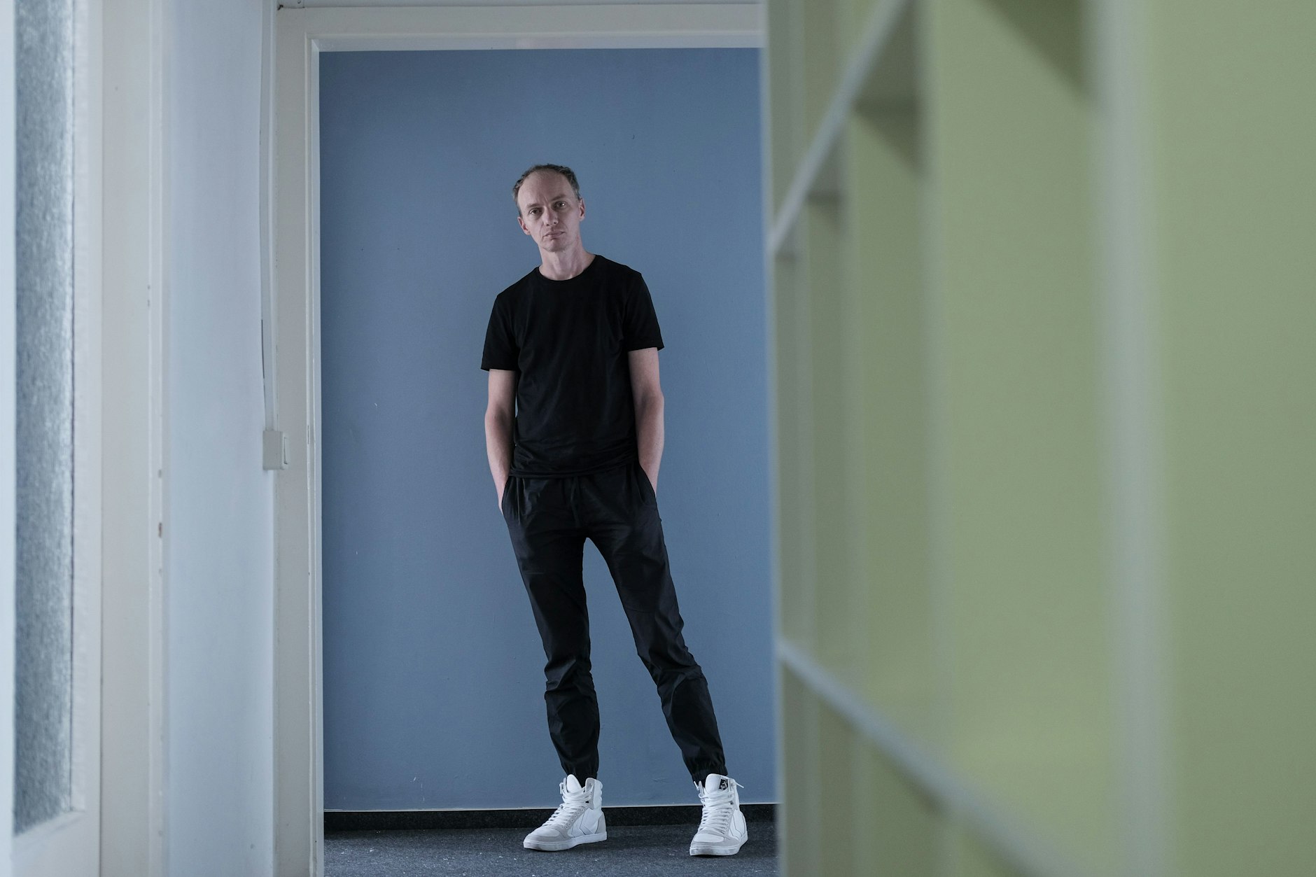 <em>„</em>Man kann feststellen, dass seit Corona auf eine andere Art durchregiert wird, dass die Regierungen sich einbilden, sie könnten immer mehr in die Meinungsäußerungen ihrer Bürger eingreifen“, sagt Dietrich Brüggemann.