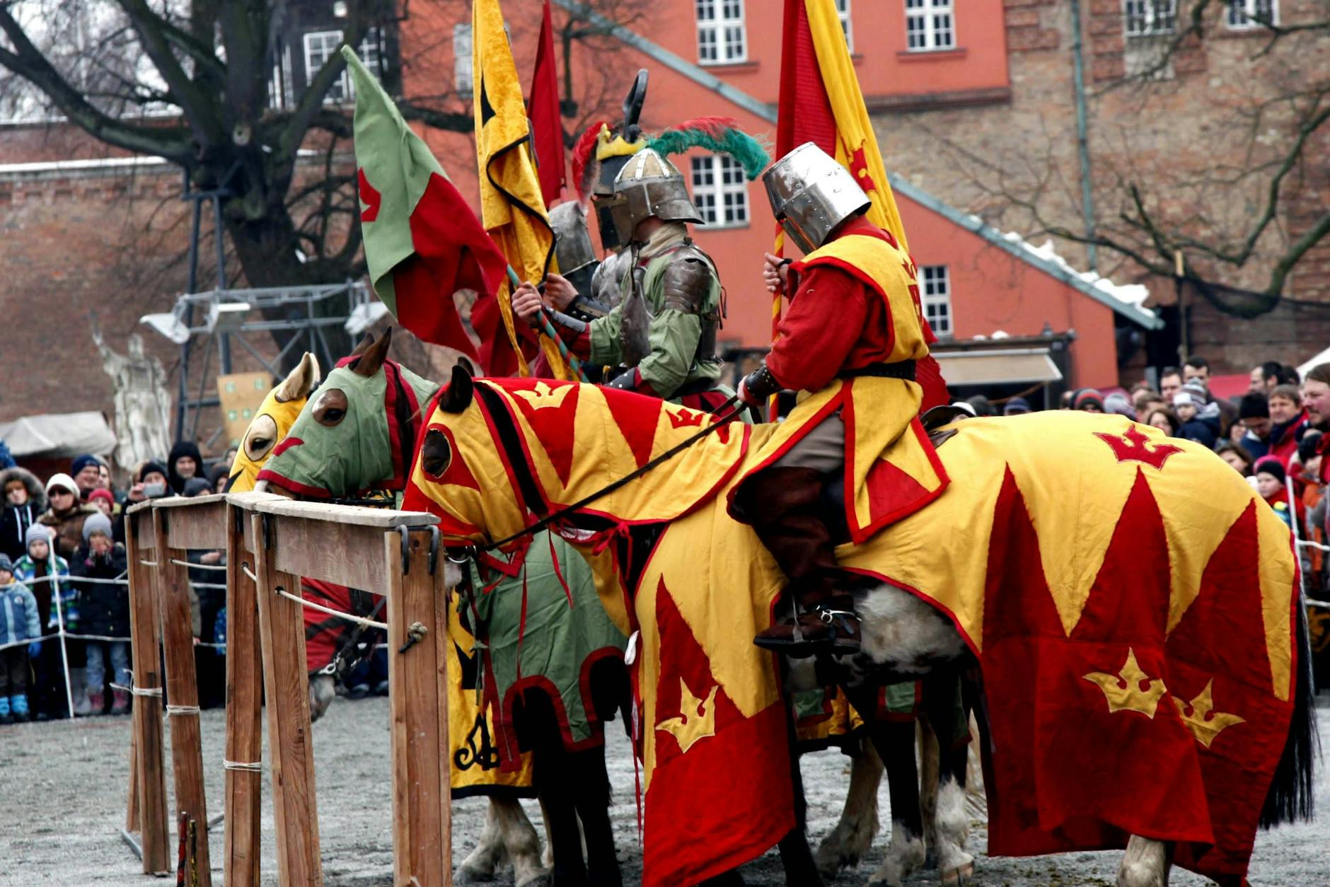 In der Zitadelle Spandau wird ein Ritterfest gefeiert.