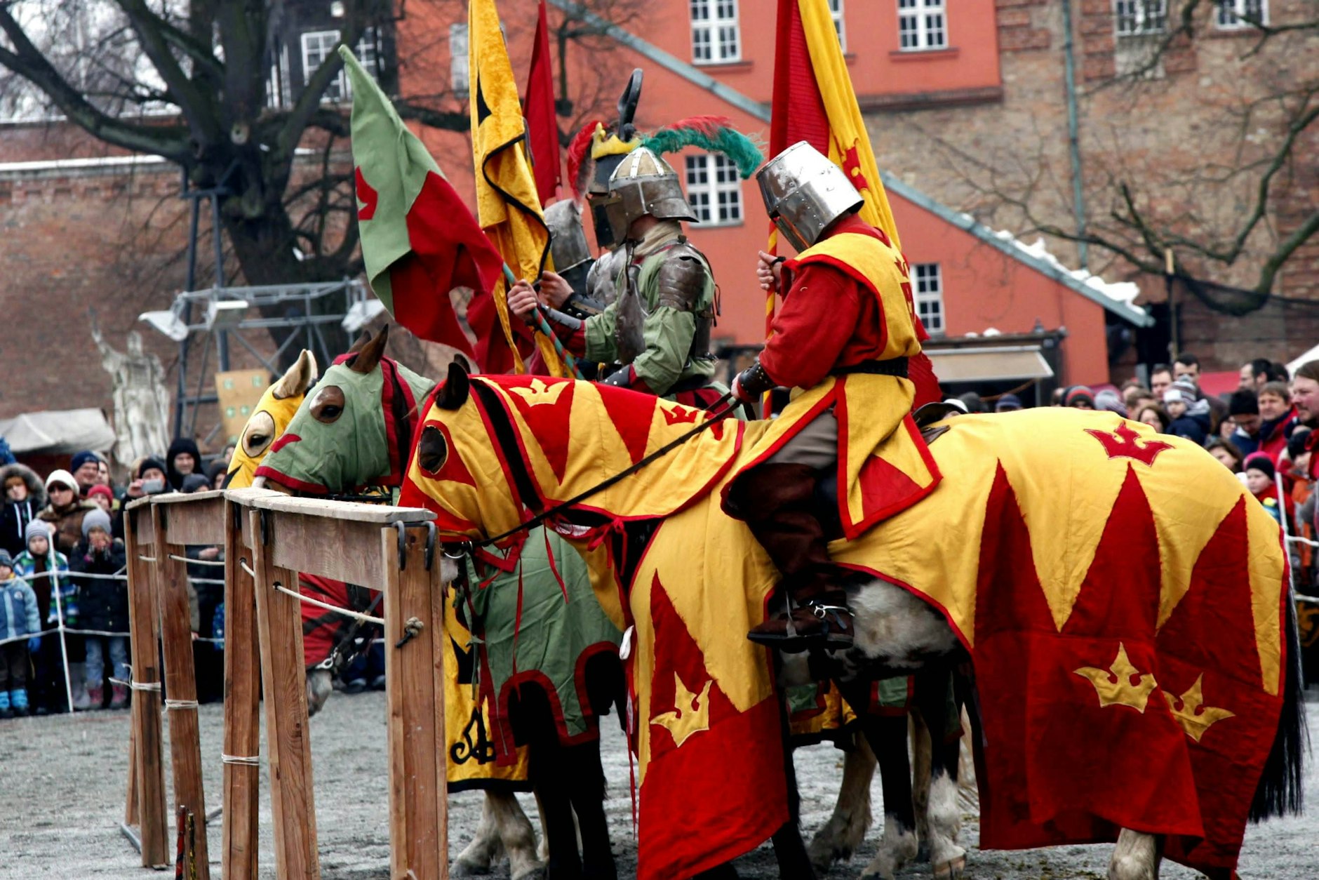 In der Zitadelle Spandau wird ein Ritterfest gefeiert.