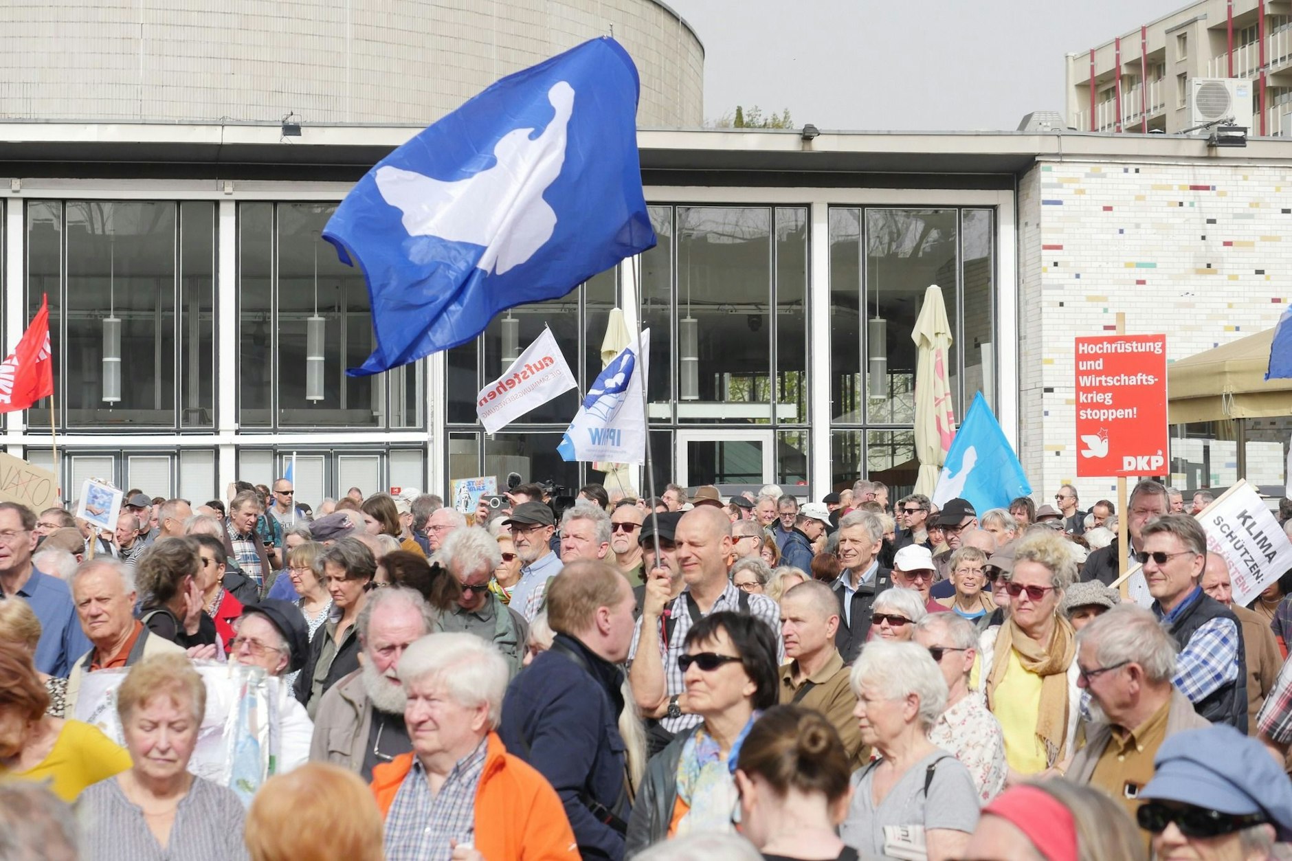 Menschen beim Ostermarsch im Jahr 2024 in Berlin.