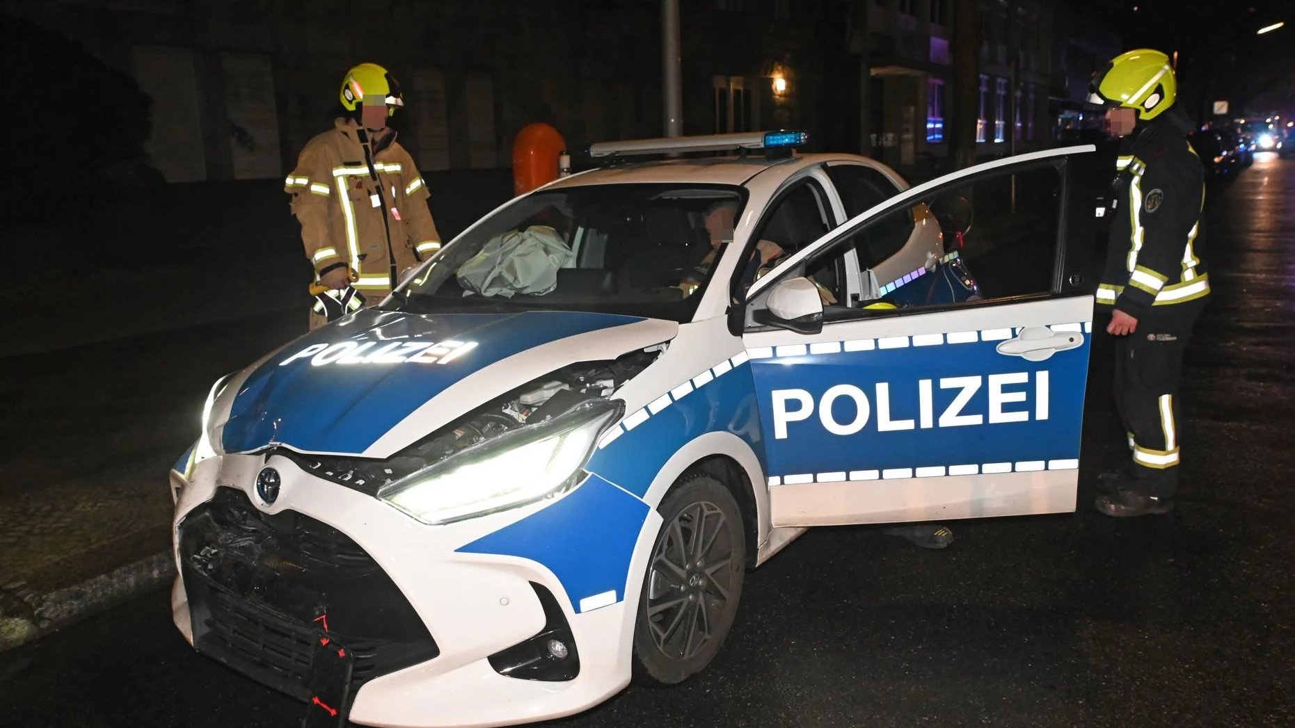 Dieses Polizeifahrzeug war in der Kurfürstenstraße mit einem Opel zusammengestoßen.