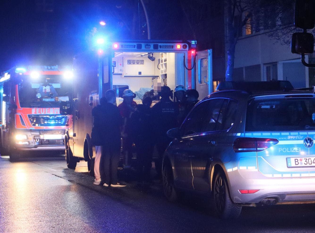 Einsatzkräfte von Feuerwehr und Polizei in der Köthener Straße in Berlin-Kreuzberg.