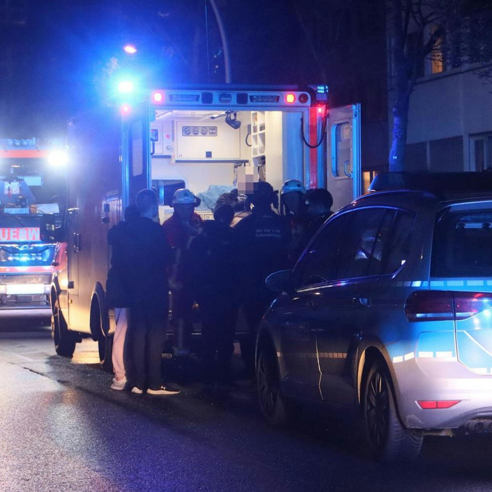 Feuernacht: Brandbekämpfer finden Toten neben brennendem Bett