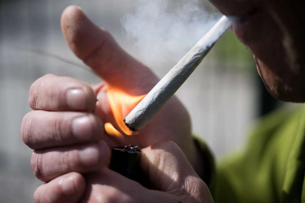 Kiffen im Job? SO gehen Unternehmen mit der Cannabis-Legalisierung um
