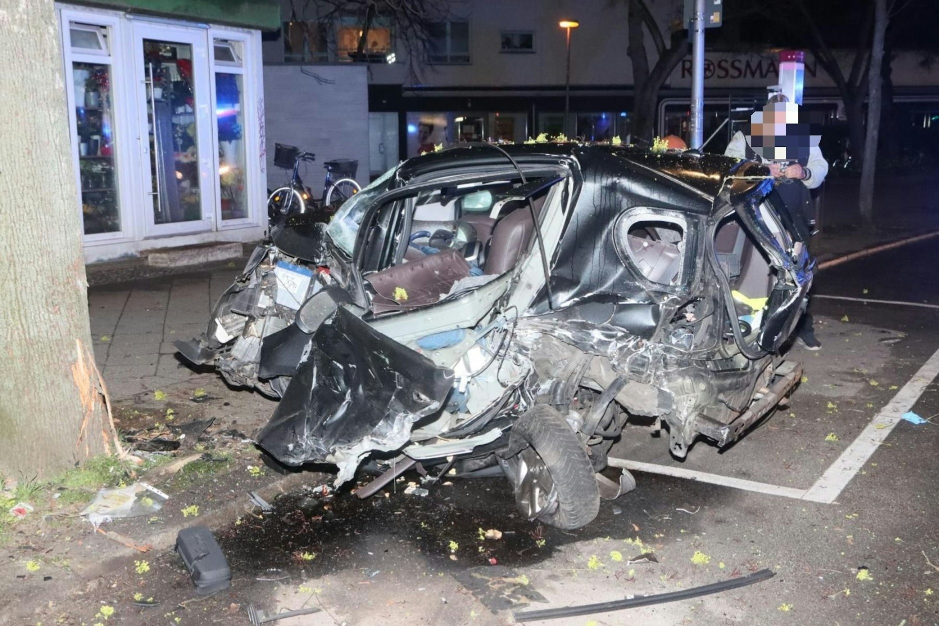Eines der parkenden Autos, das von dem Mercedes in Schmargendorf gerammt wurde.