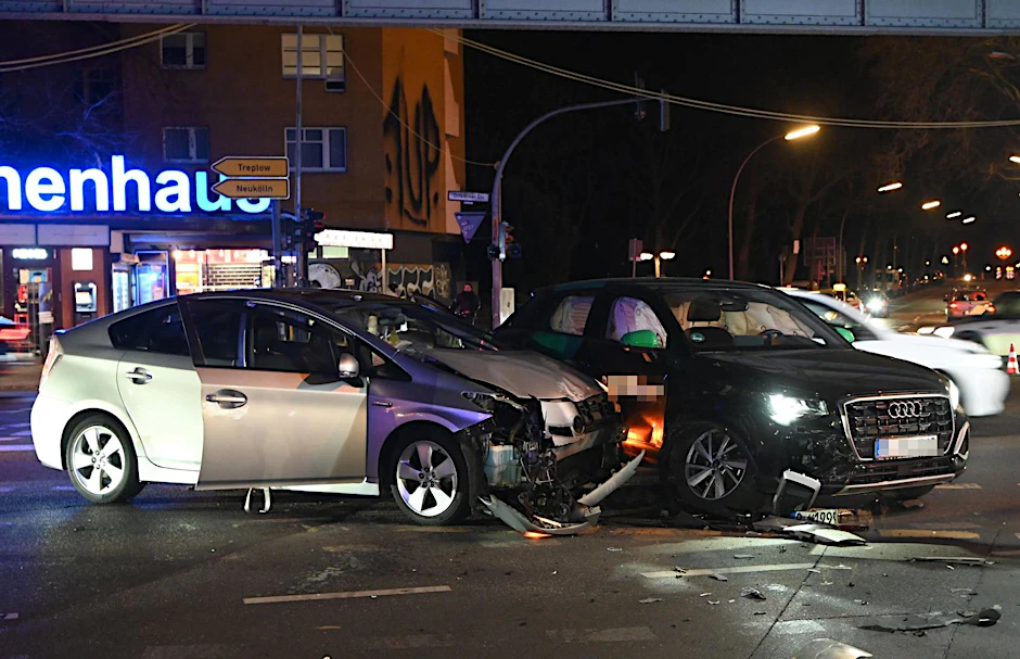 Heftiger Kreuzungsunfall an der Gitschiner Straße/Ecke Prinzenstraße in Berlin-Kreuzberg.