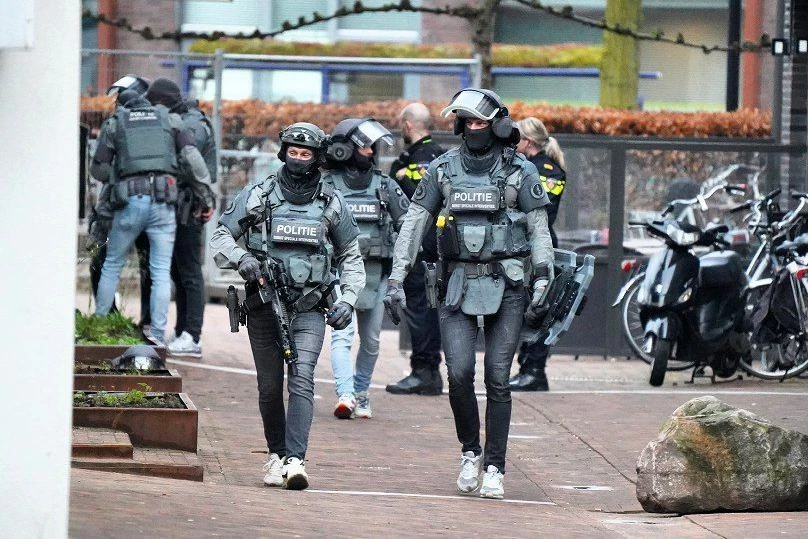 Einsatzkräfte der Polizei sind aufgrund eines Vorfalls im Zentrum von Ede im Einsatz. Die Polizei ruft die Menschen dazu auf, sich vom Stadtzentrum fernzuhalten. In einem Café der niederländischen Stadt Ede bei Utrecht sind am Samstag mehrere Menschen als Geiseln genommen worden.&nbsp;
