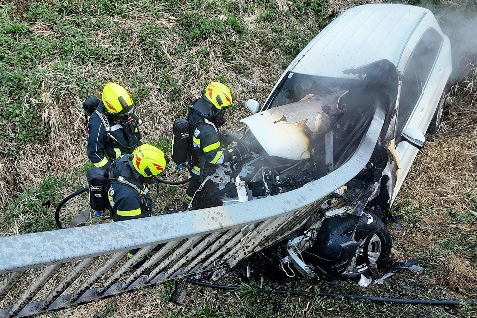 Das Brückengeländer durchbohrte das ganze Auto. Die Fahrerin überlebte wie durch ein Wunder.