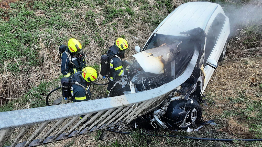 Glück im Unglück: Brückengeländer spießt Auto auf – Fahrerin überlebt!