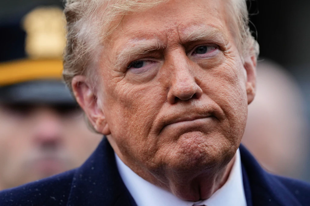 Donald Trump postet Video mit gefesseltem Biden – Demokraten schockiert