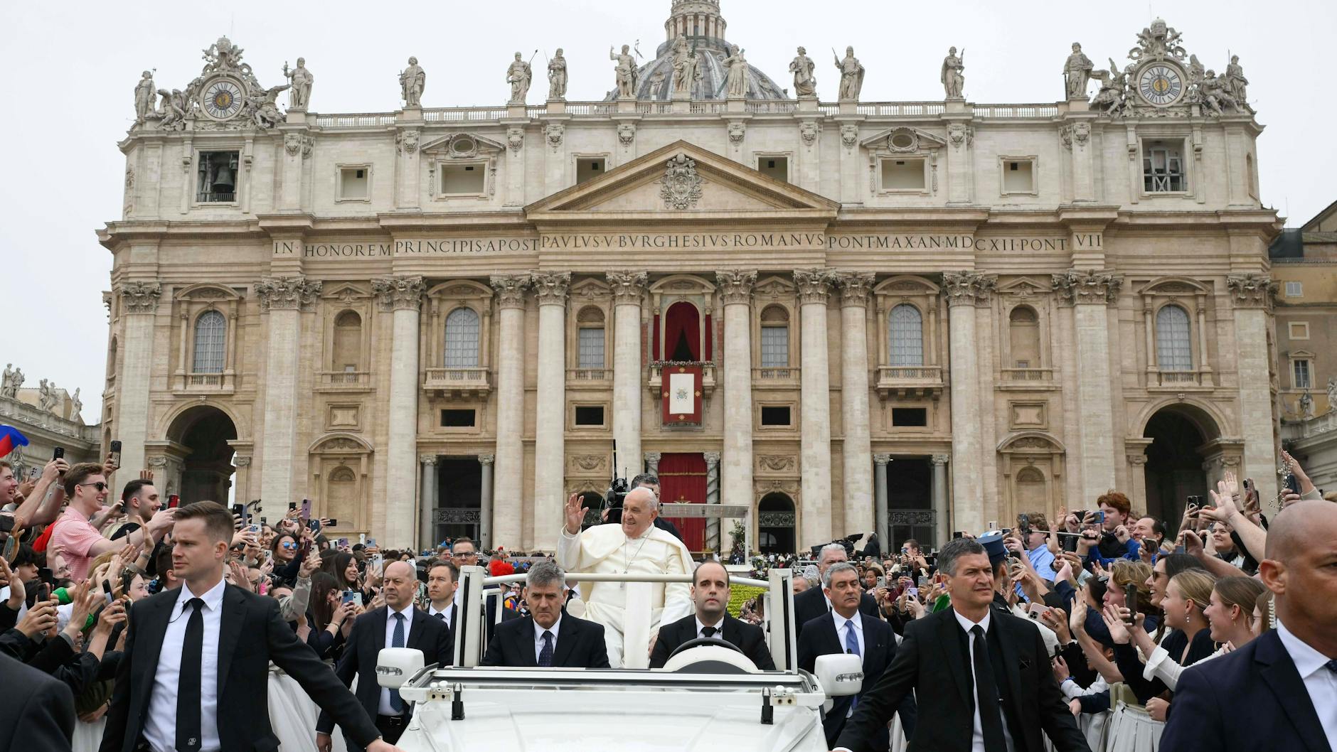 Papst Franziskus feierte die traditionelle Ostermesse.