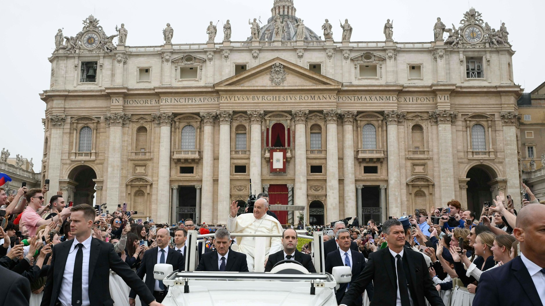 Papst Franziskus feierte die traditionelle Ostermesse.
