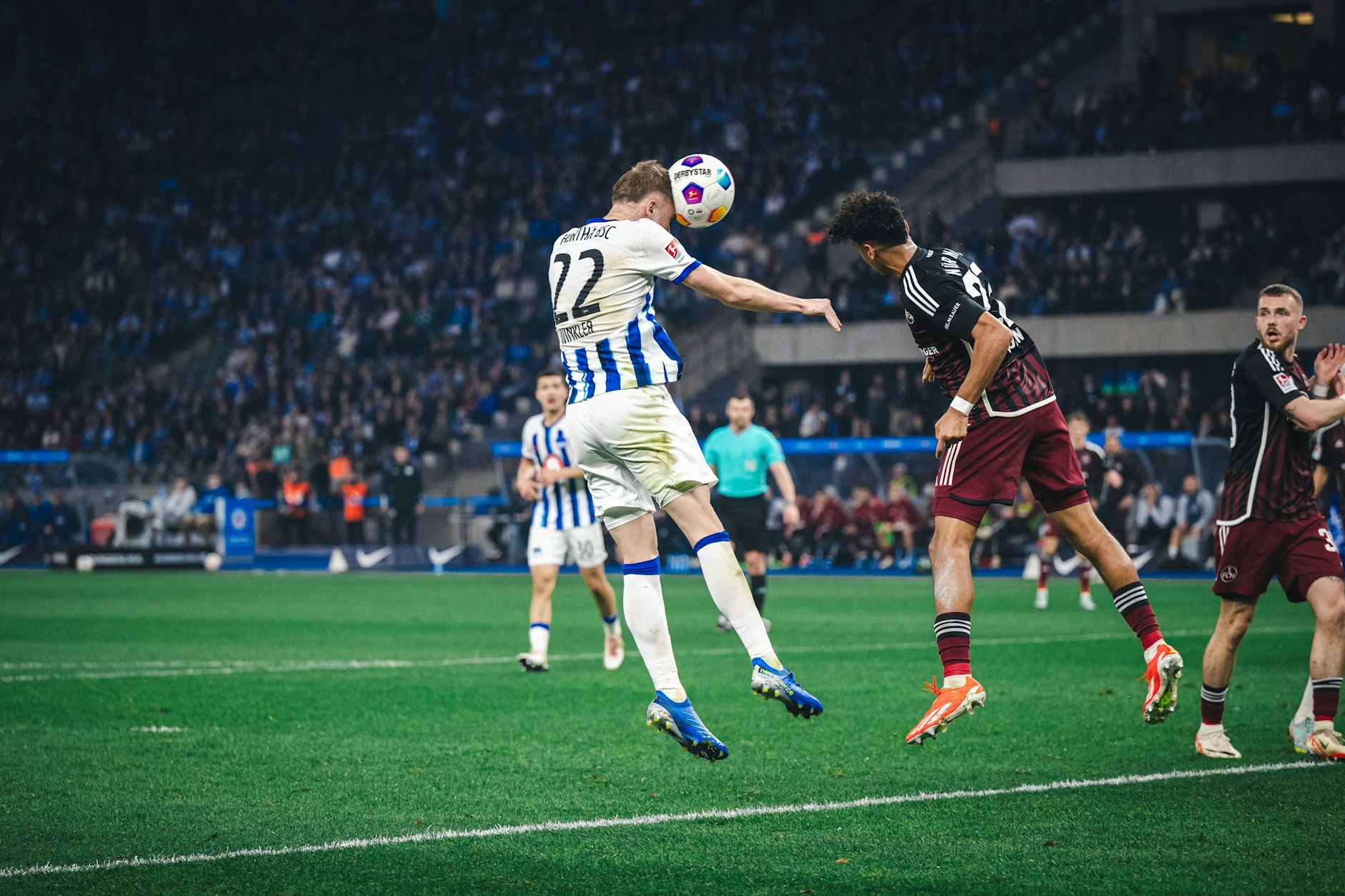 Einmal hochsteigen und köpfen! Marten Winkler machte sein fünftes Saisontor für Hertha.