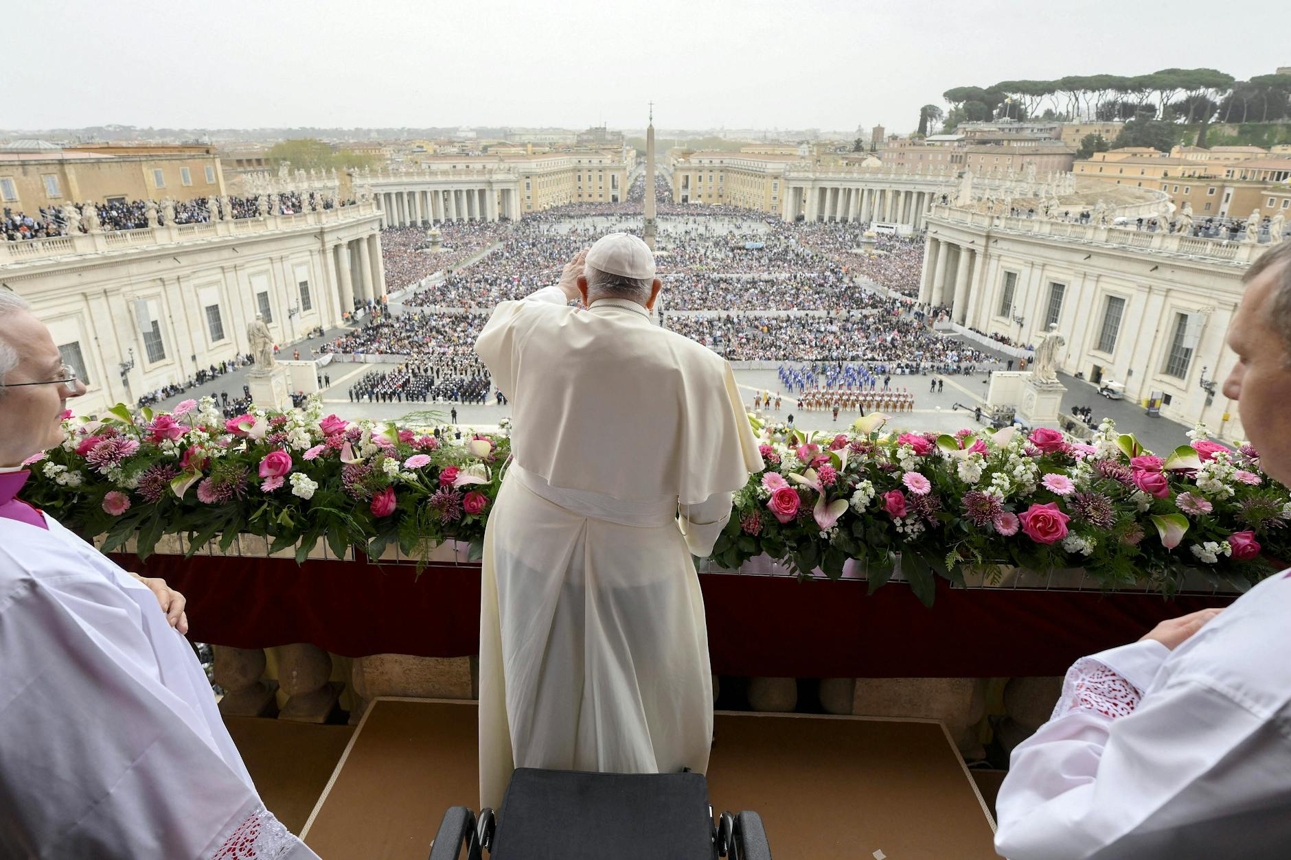 Papst Franziskus spricht den klassischen Ostersegen.