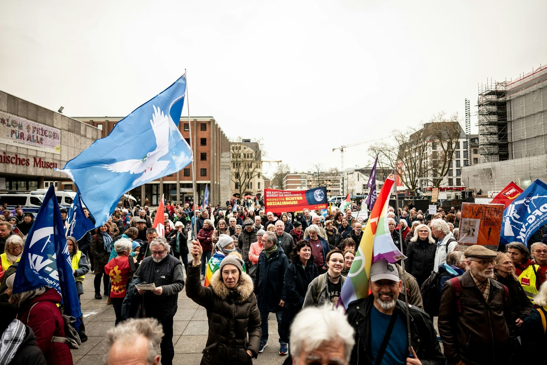 Mehrere Hundert Menschen versammeln sich auf dem Roncalliplatz in Köln zum Ostermarsch.  