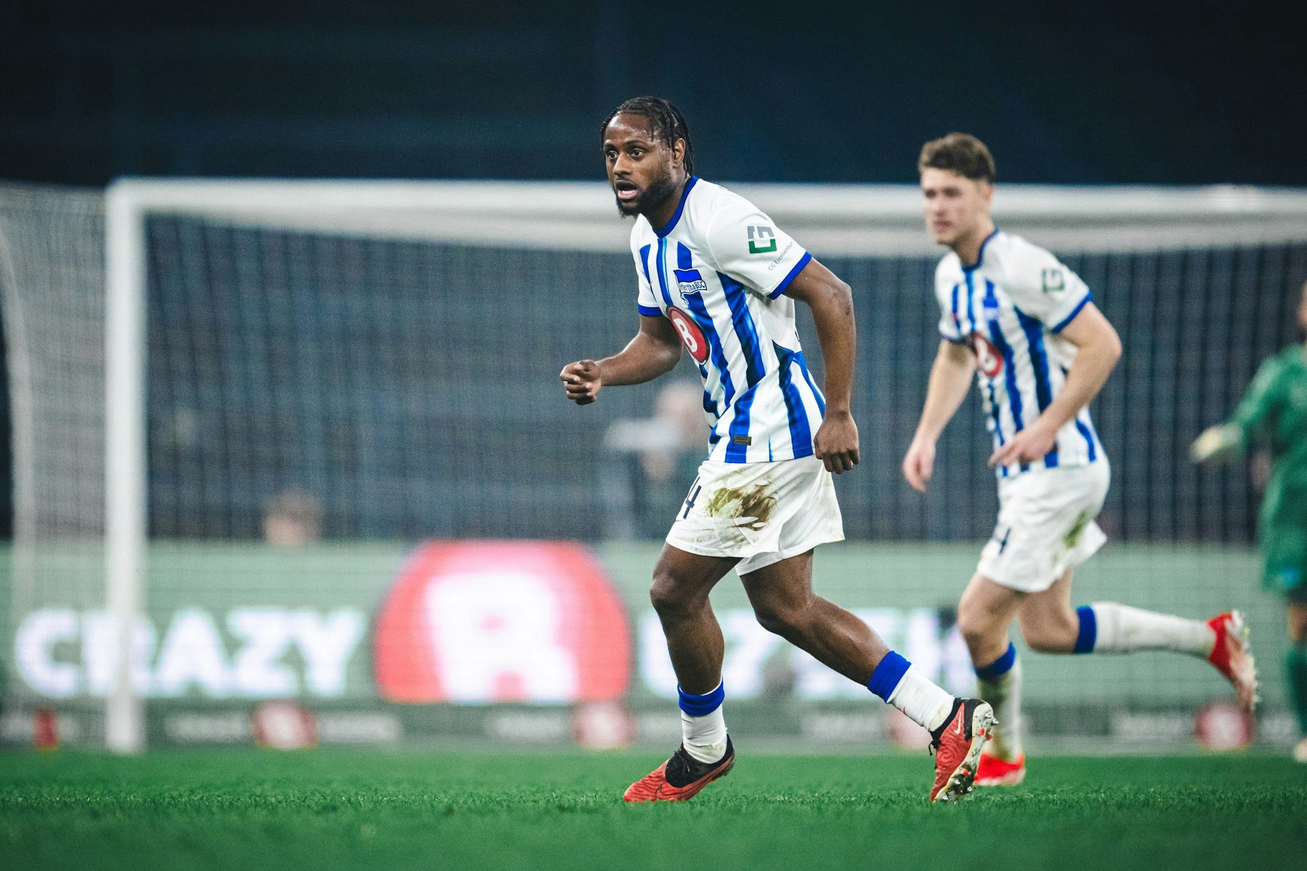 Herthas Kampf-Allzweckwaffe Deyovaisio Zeefuik räumte gegen Nürnberg im Mittelfeld alles ab.