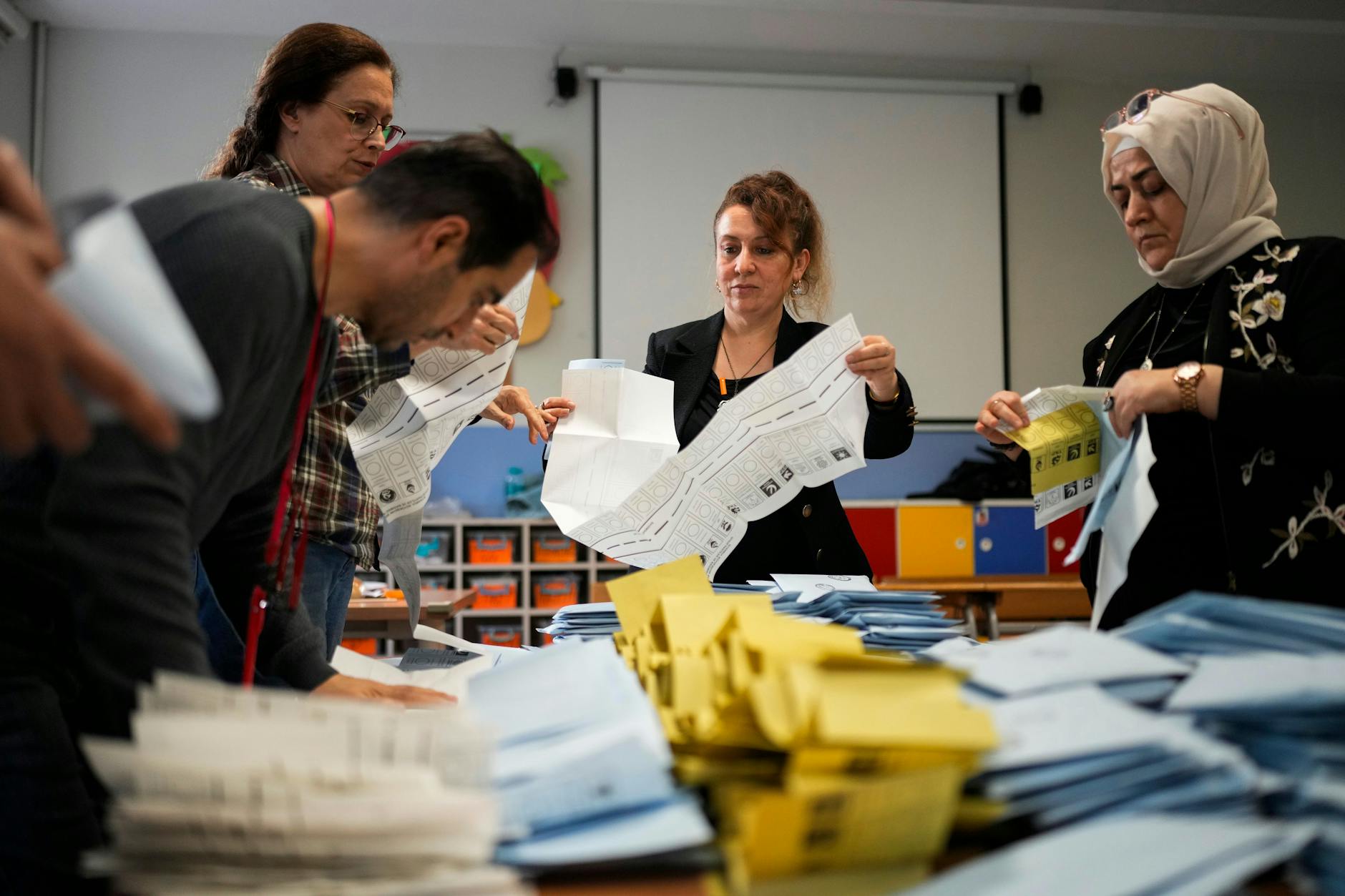 Wahlhelfer zählen in Istanbul Stimmen aus. Der Amtsinhaber von der CHP liegt vor der Erdogan-Partei AKP.