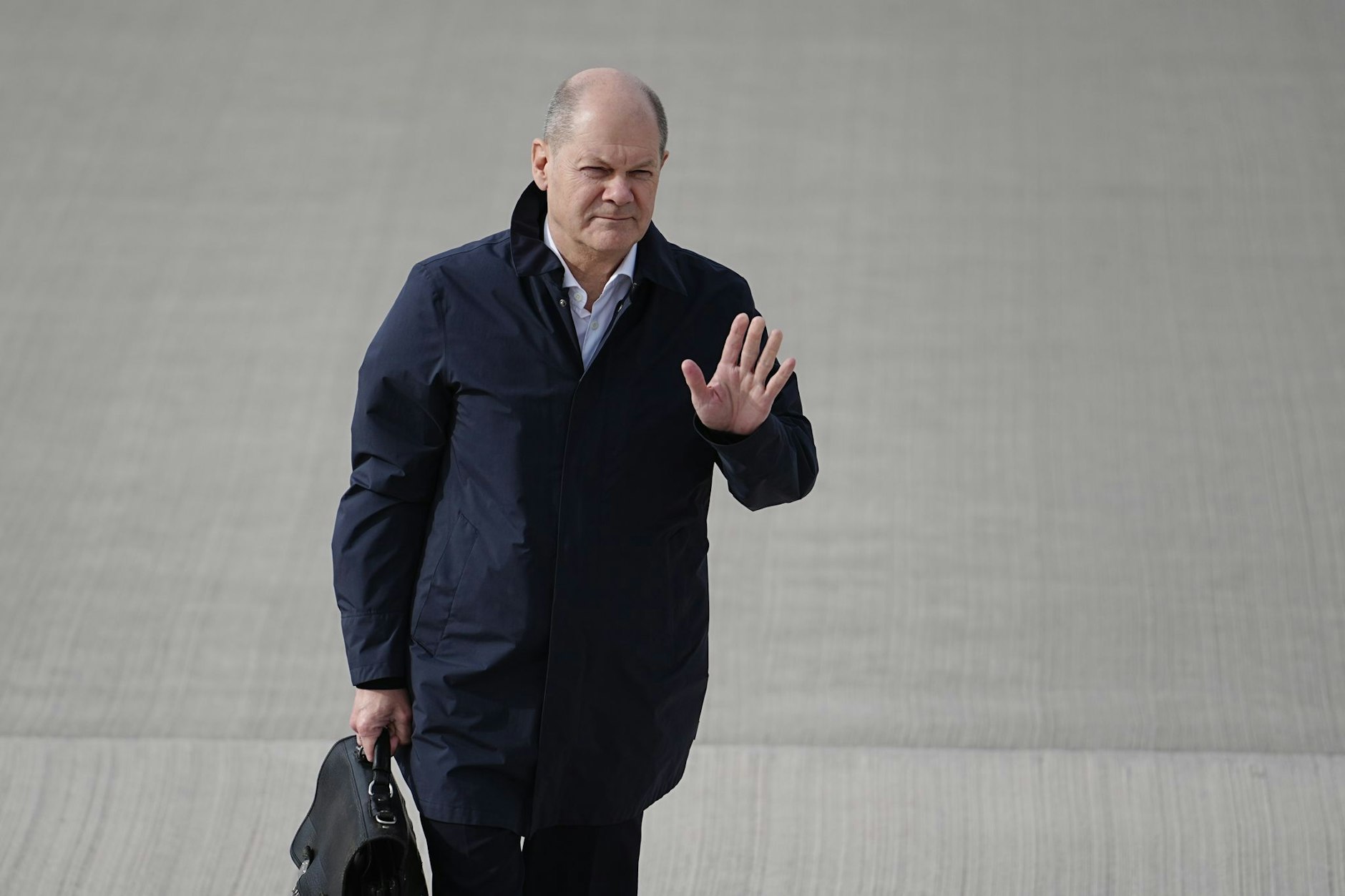 Bundeskanzler Olaf Scholz auf dem militärischen Teil des Flughafens BER Berlin-Brandenburg.  