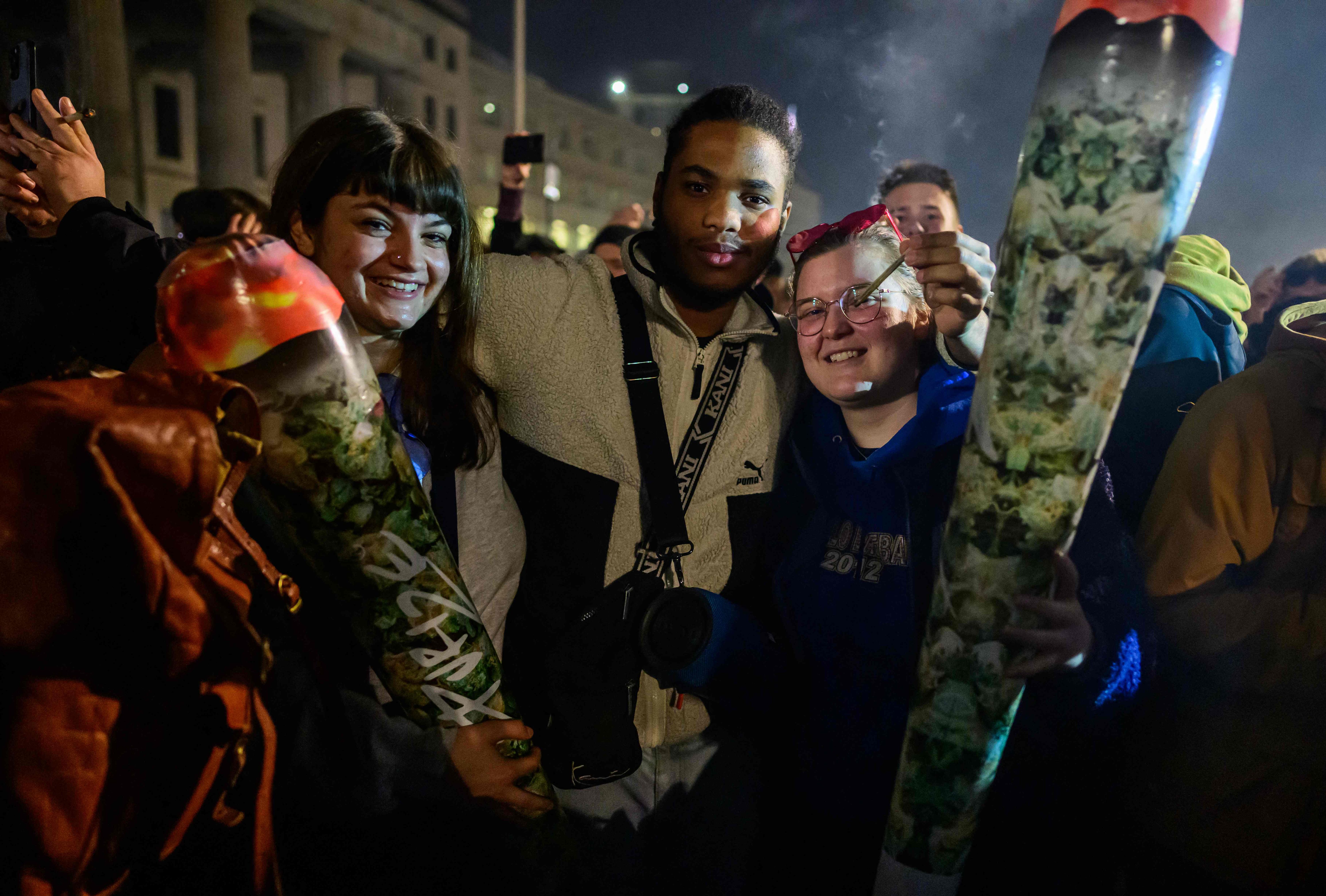„Ankiffen“ am Brandenburger Tor: 1500 Menschen feiern Cannabis-Legalisierung