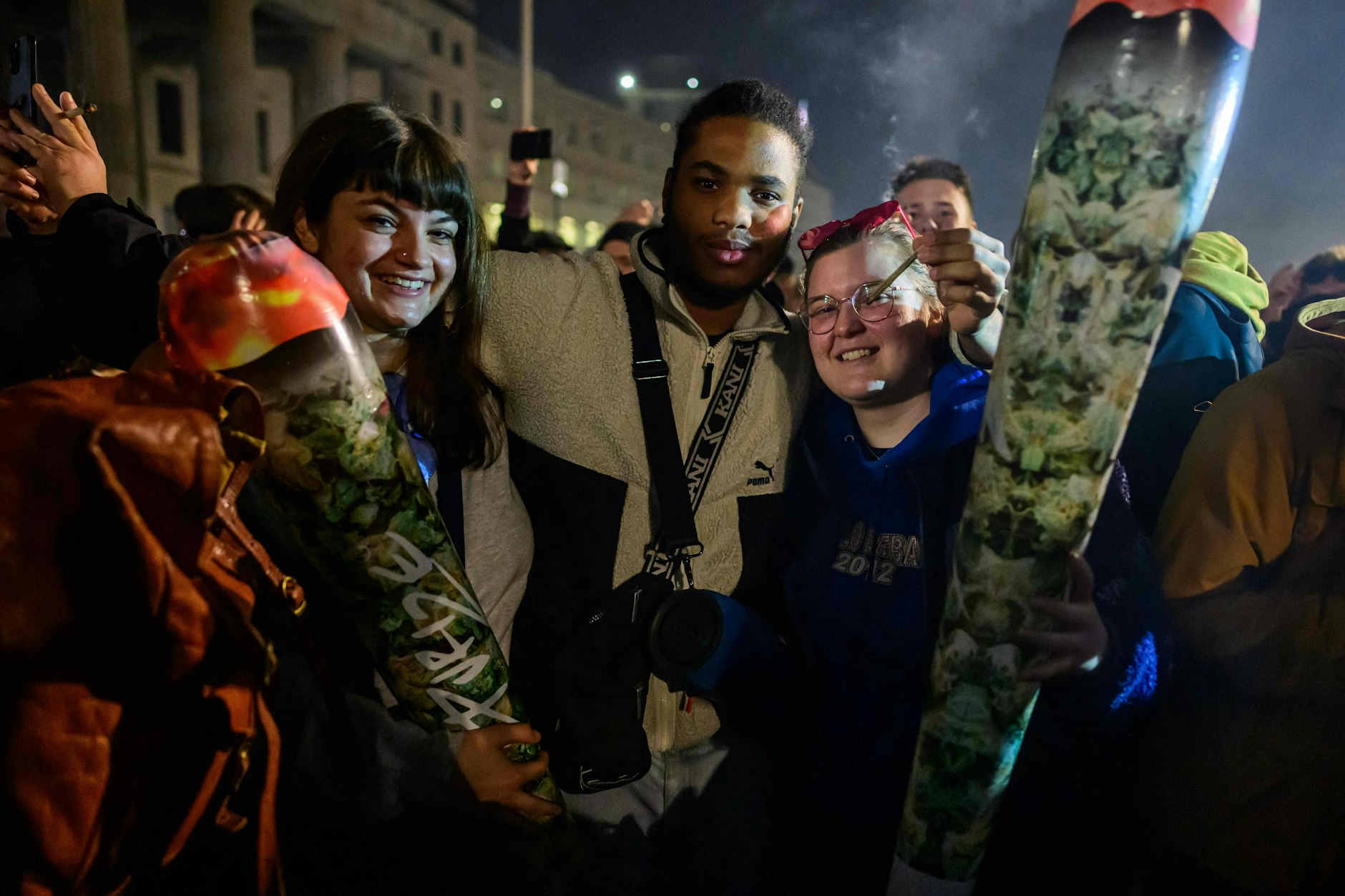 Berliner feiern die Cannabis-Legalisierung am Brandenburger Tor.