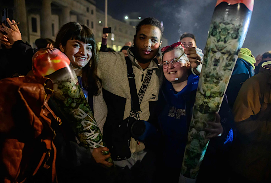 Berliner feiern die Cannabis-Legalisierung am Brandenburger Tor.