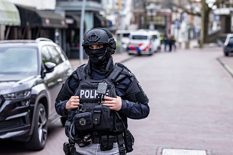 Ein Polizist einer niederländischen Spezialeinheit sichert den Bereich um den Tatort ab.&nbsp;