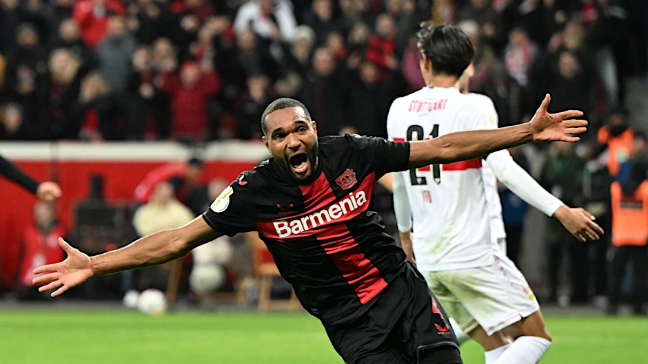 Leverkusens Jonathan Tah jubelt nach seinem Tor zum 3:2.  