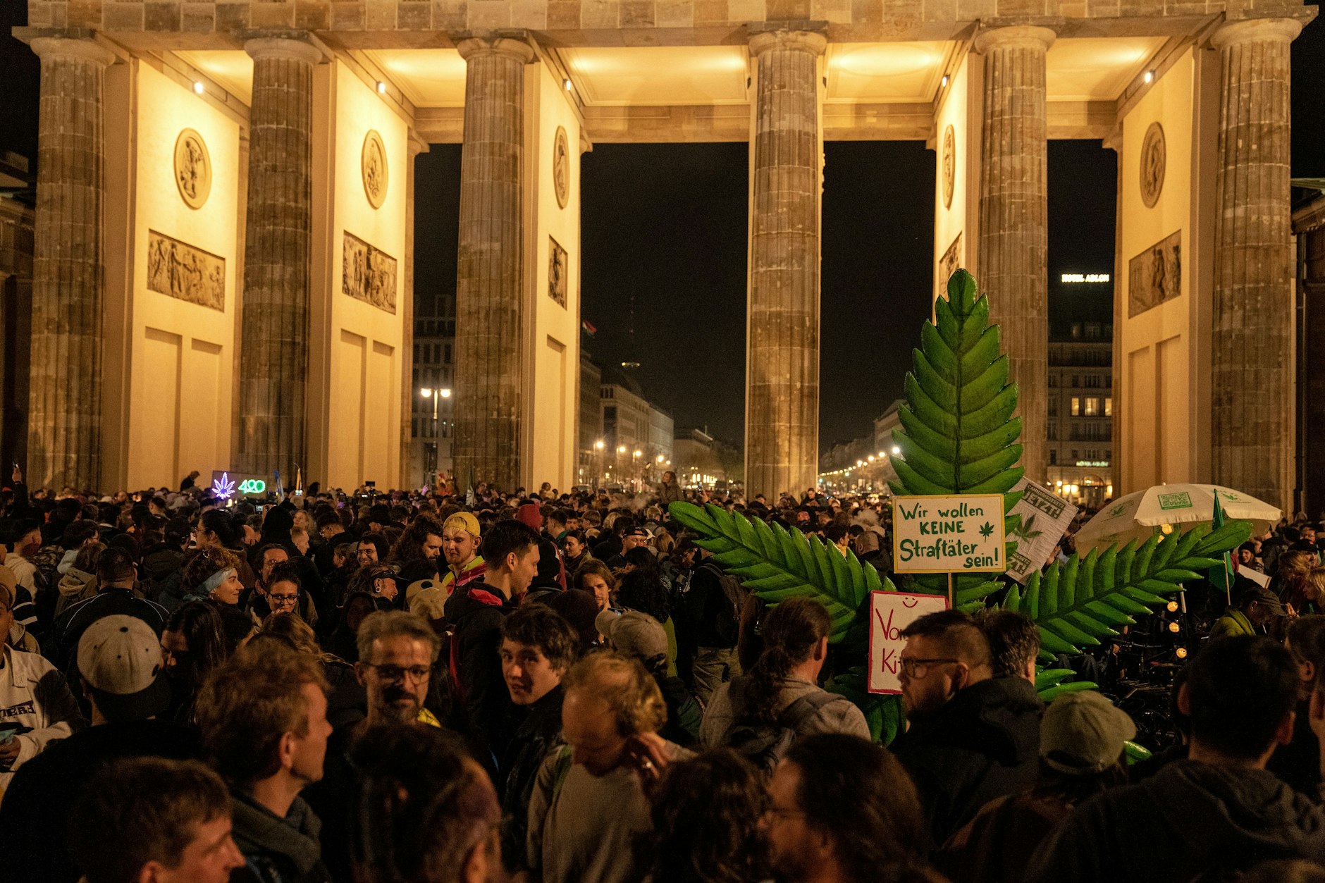 Ab dem 1. April hat Deutschland Cannabis legalisiert. Nach dem neuen Gesetz dürfen Erwachsene ab 18 Jahren bis zu 25 Gramm Cannabis für den Eigenbedarf mit sich führen.