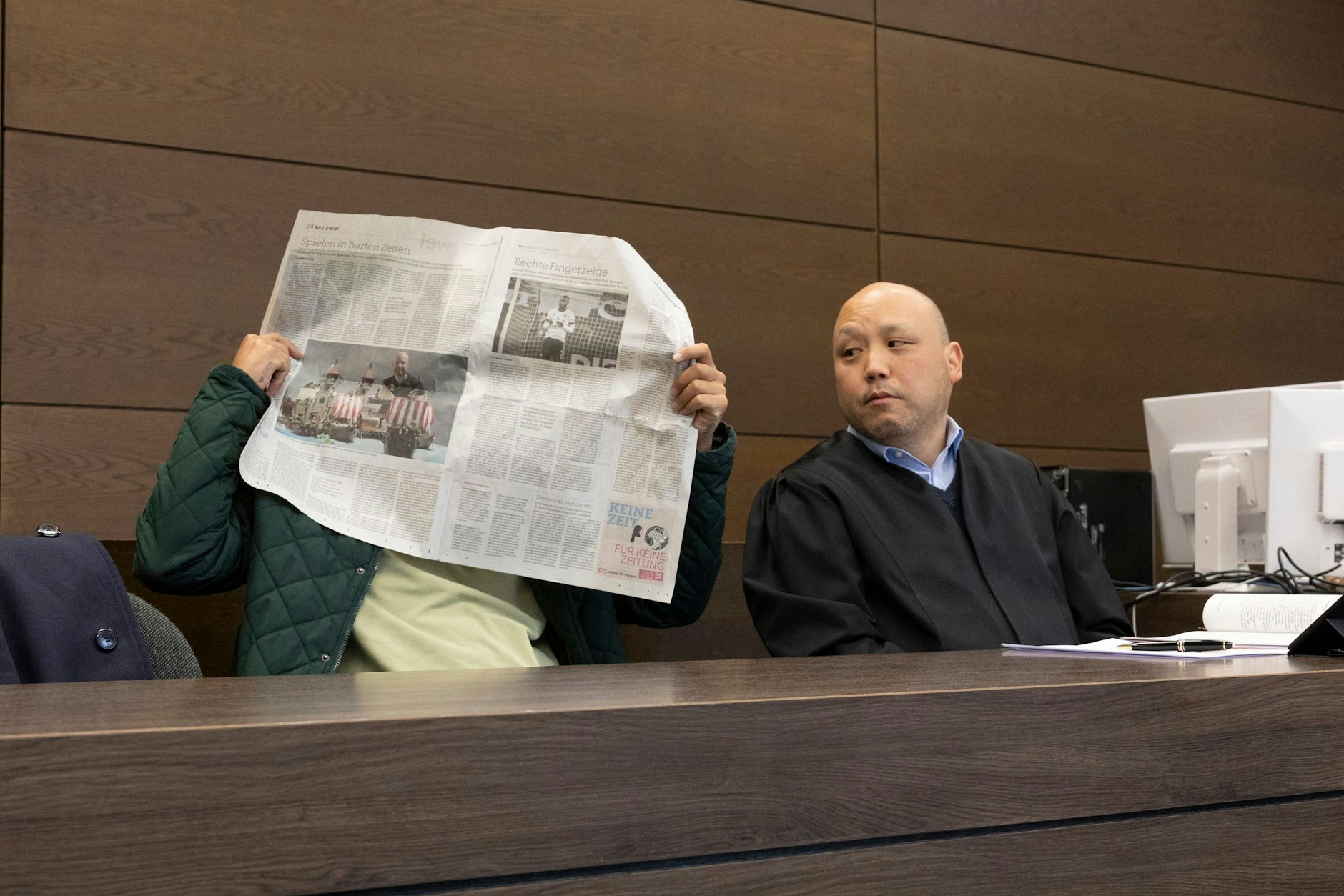 Nicht hinter jeder Zeitung steckt ein kluger Kopf: der Angeklagte Juliano M. (27) mit seinem Verteidiger.