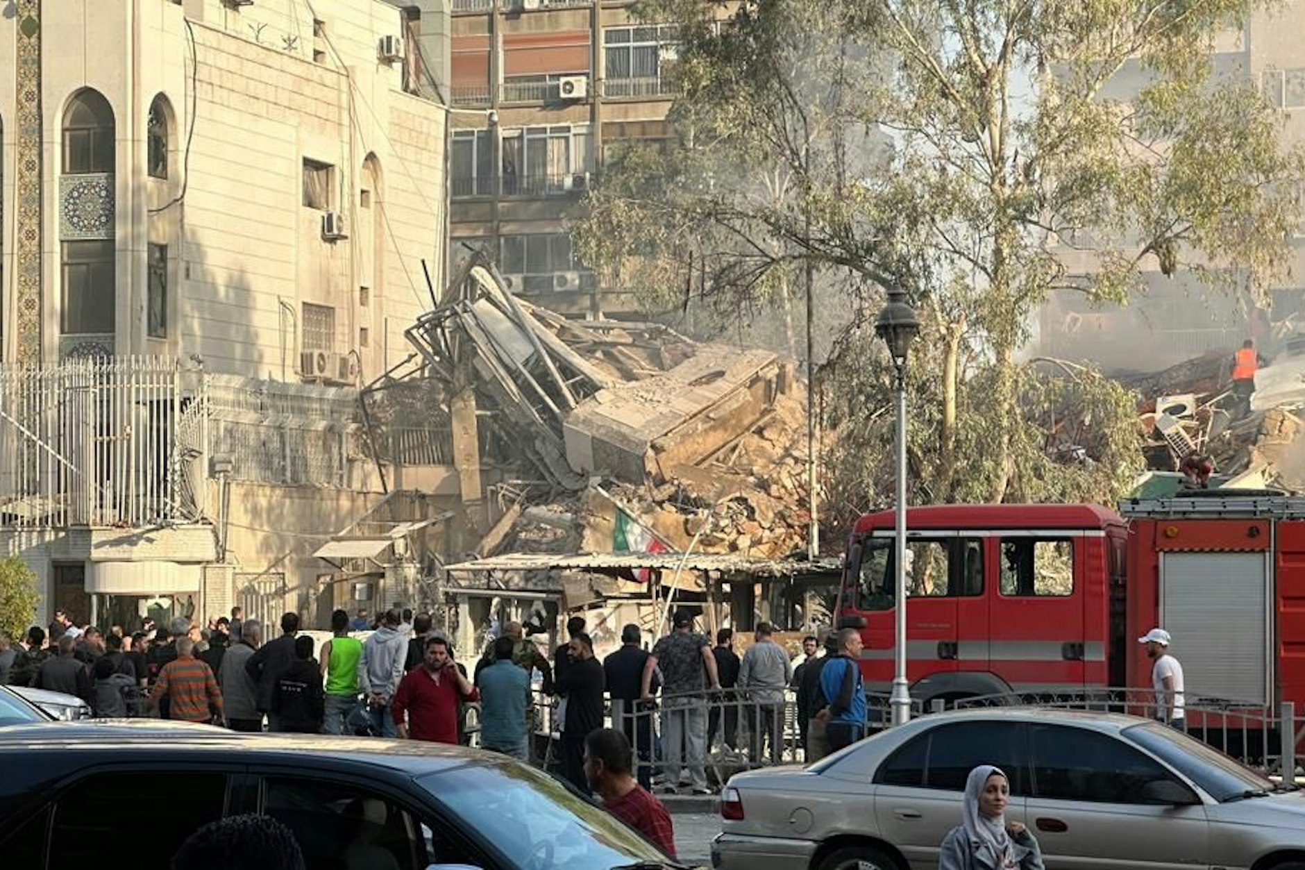 Ein komplett zerstörtes Gebäude auf dem Gelände der iranischen Botschaft in Damaskus.