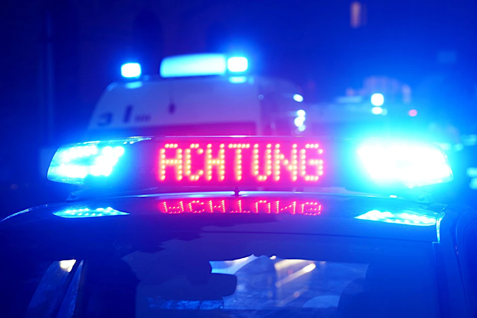 ARCHIV - "Achtung" ist auf dem Dach eines Polizeiautos zu lesen.  