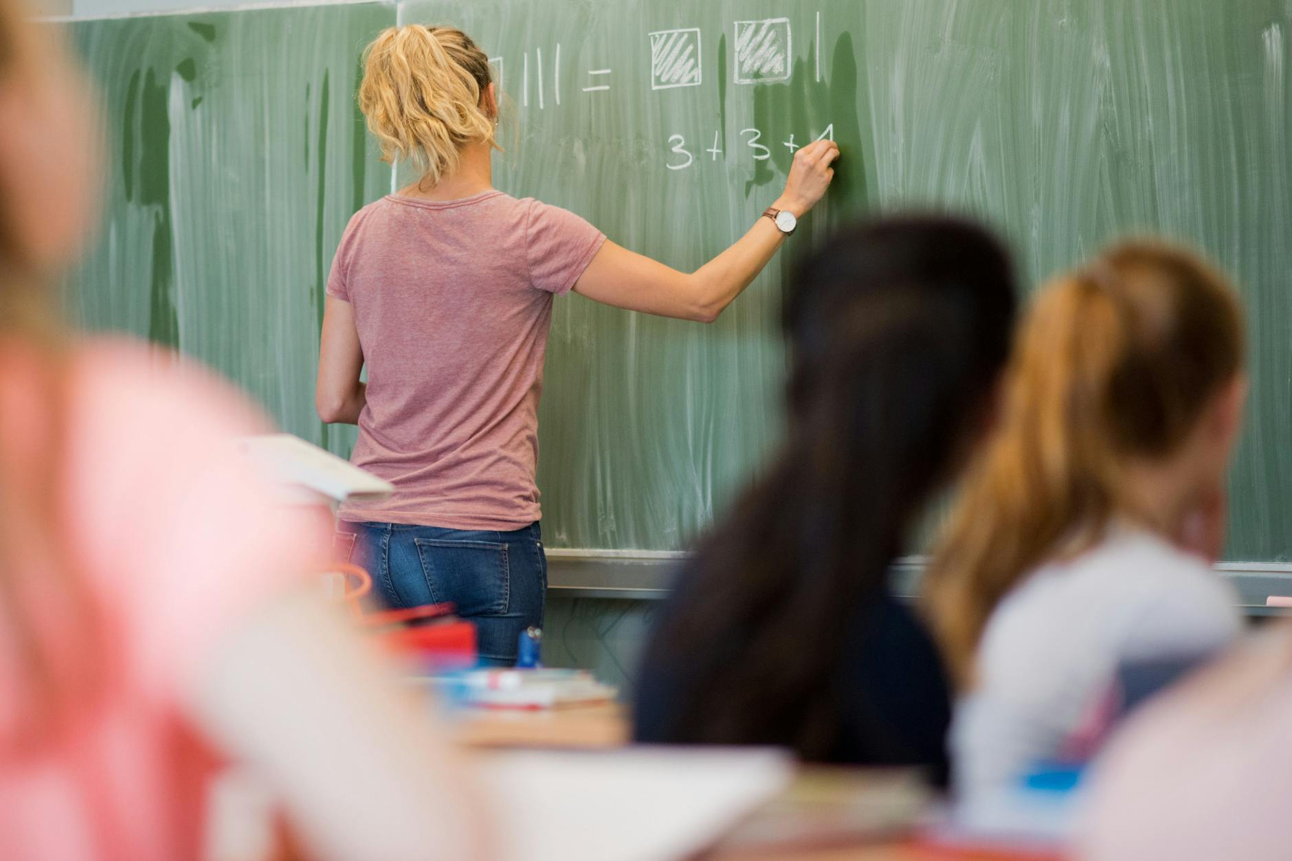 In Berlin fehlen nach jüngsten Angaben des Senats rund 700 Lehrer.