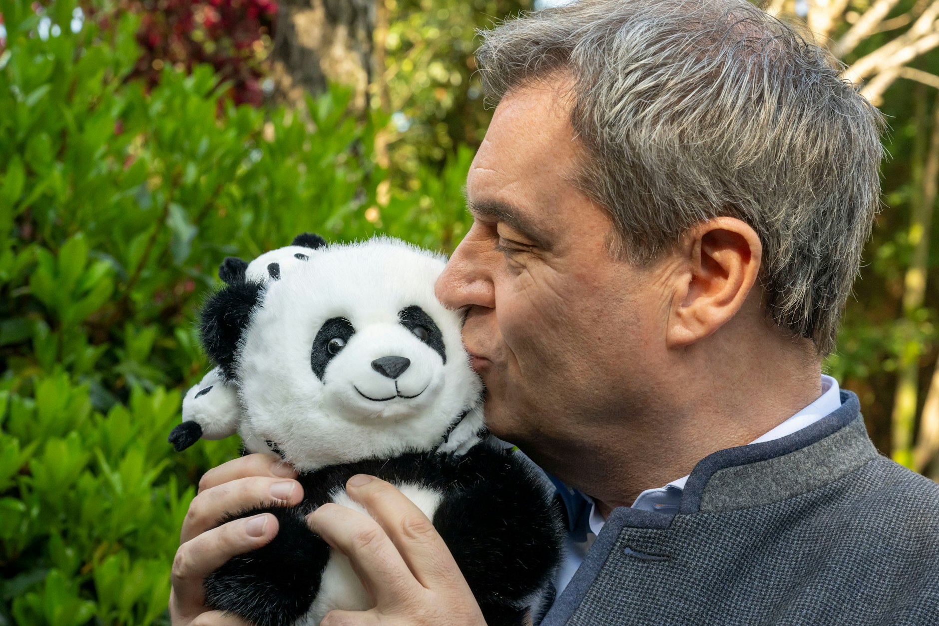 Markus Söder, Bayerns Ministerpräsident, küsst beim Besuch des „Chengdu Research Base of Giant Panda Breeding“ einen Plüsch-Pandabären.
