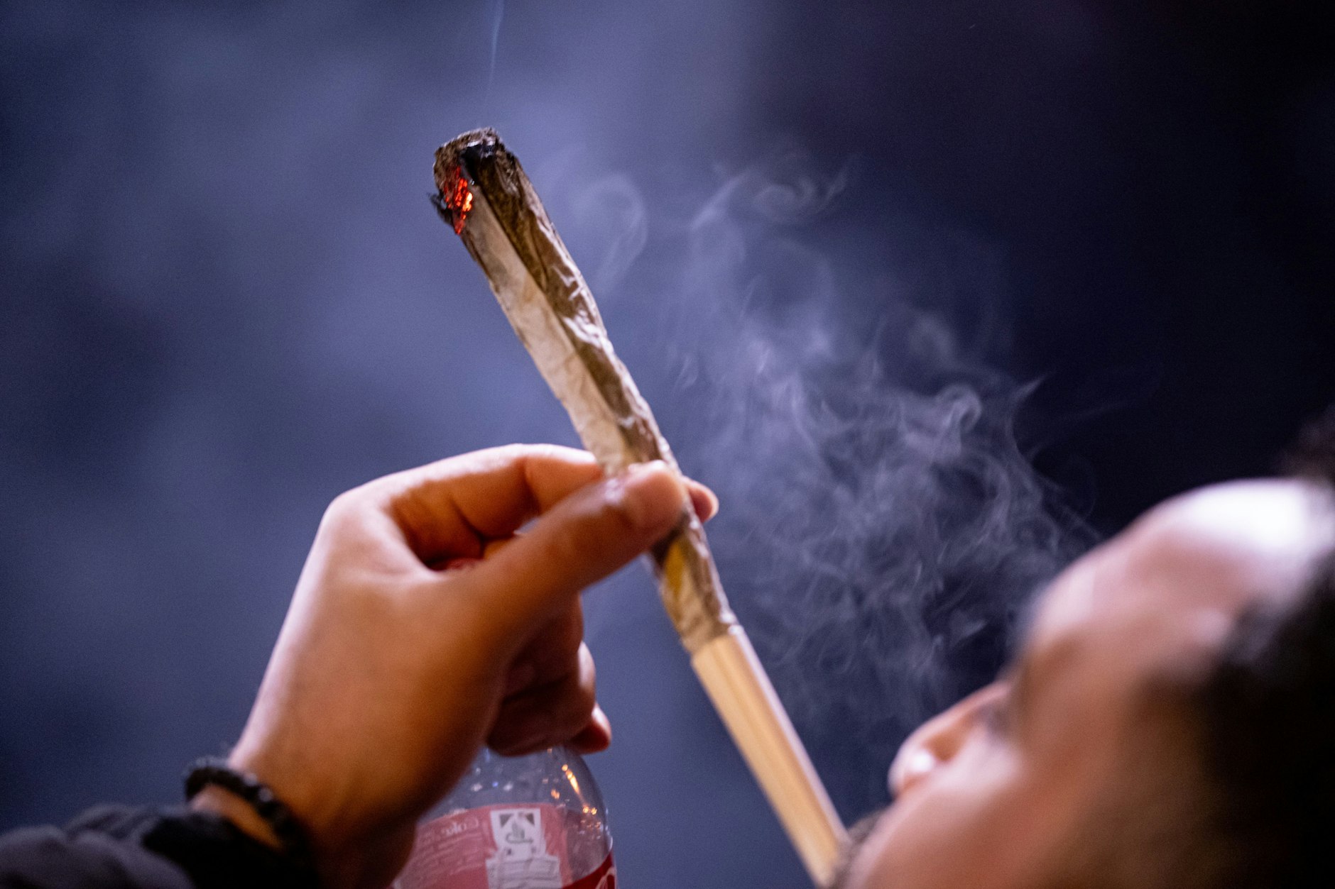 01.04.2024, Berlin: Eine Person raucht auf der Warschauer Brücke in Berlin-Friedrichshain einen übergroßen Joint. Zum 1. Juli sollen dann Cannabis-Clubs zum gemeinsamen Anbau möglich werden.