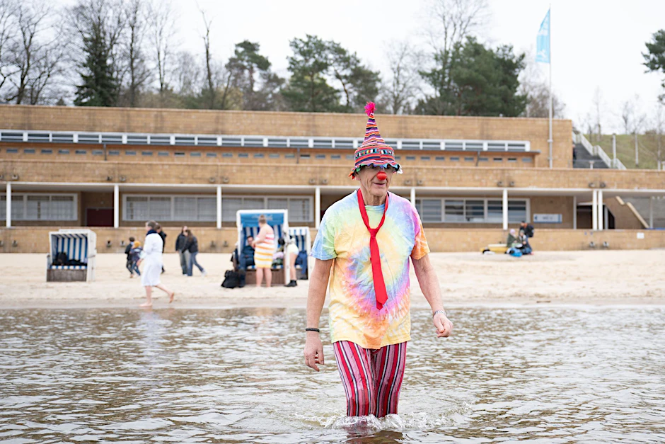 Klaus Dieter geht zum Start der Badesaison im Strandbad Wannsee ins Wasser.  