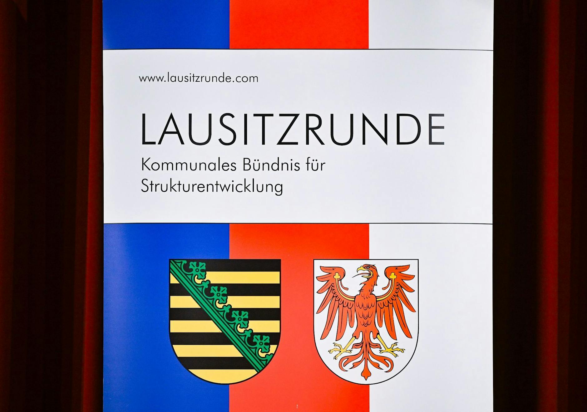 ARCHIV - Ein Transparent mit den Wappen von Sachsen (l) und Brandenburg der Großen Lausitzrunde.