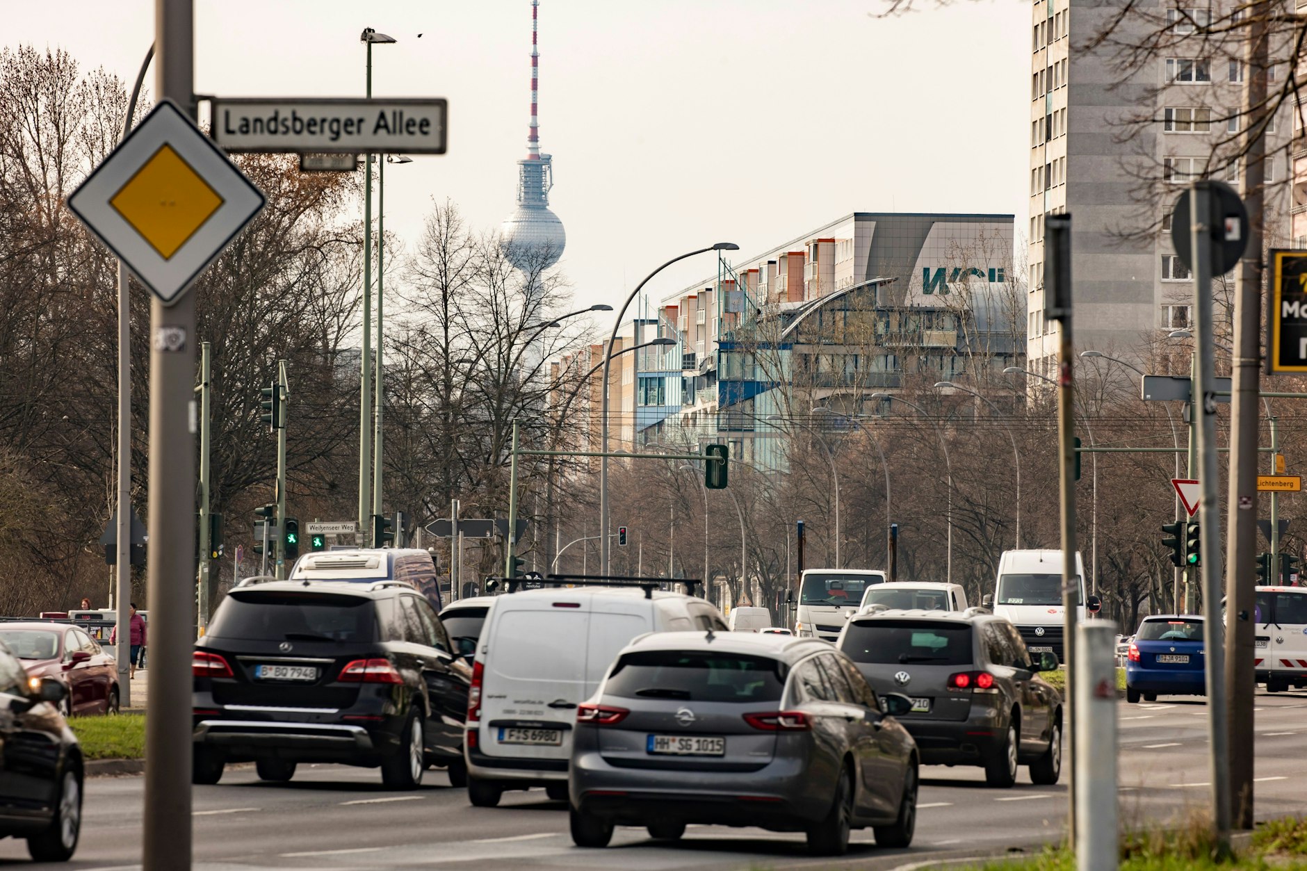 Die Landsberger Allee wird am Dienstag im Kreuzungsbereich Storkower Straße auf eine Spur verengt.
