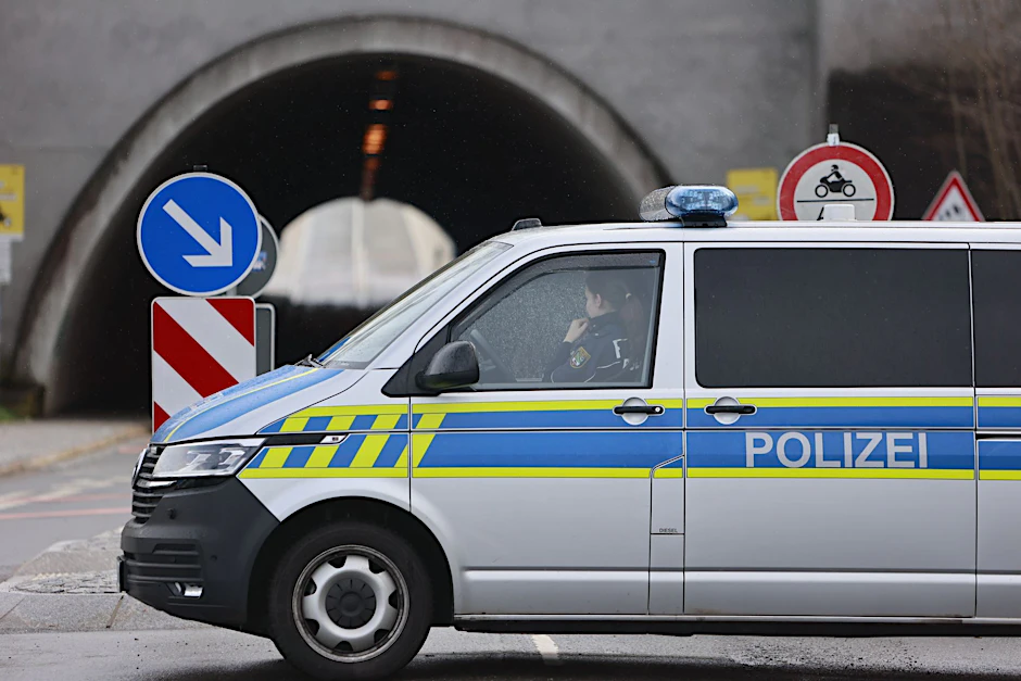Einsatzfahrzeuge der Polizei sperren den Tunnel an der Rappbodetalsperre für den Verkehr. Traditionell trifft sich die Tuning Szene an dem so genannten "Carfreitag" an der Rappbode-Talsperre.  