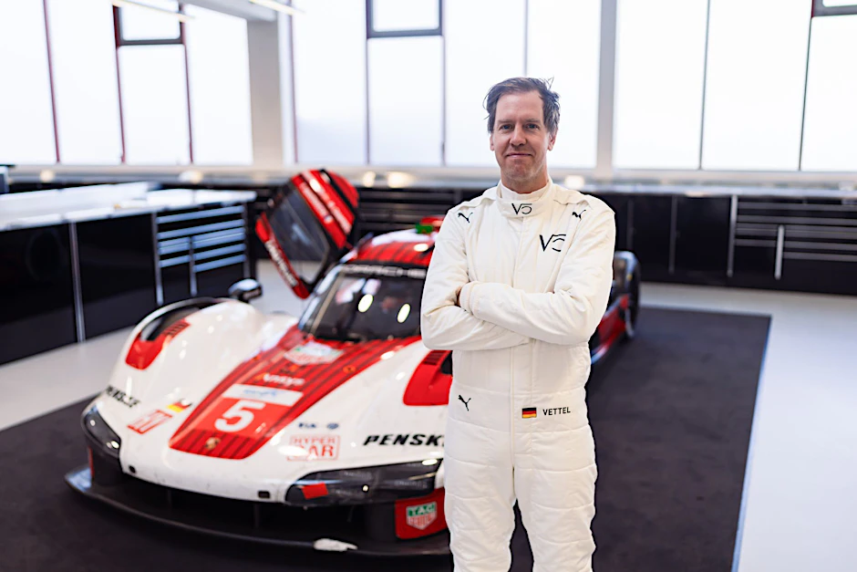 HANDOUT - Der ehemalige Formel-1-Weltmeister Sebastian Vettel testet für Porsche einen Rennwagen.  dpa