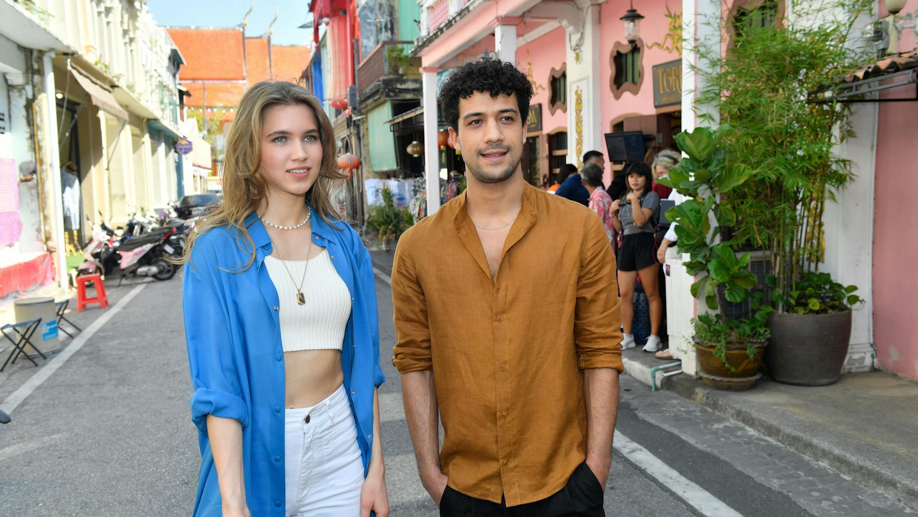 Influencerin Sophia Blum (Anna-Lena Schwing) und Cedric Rust (Rojan Juan Barani).
