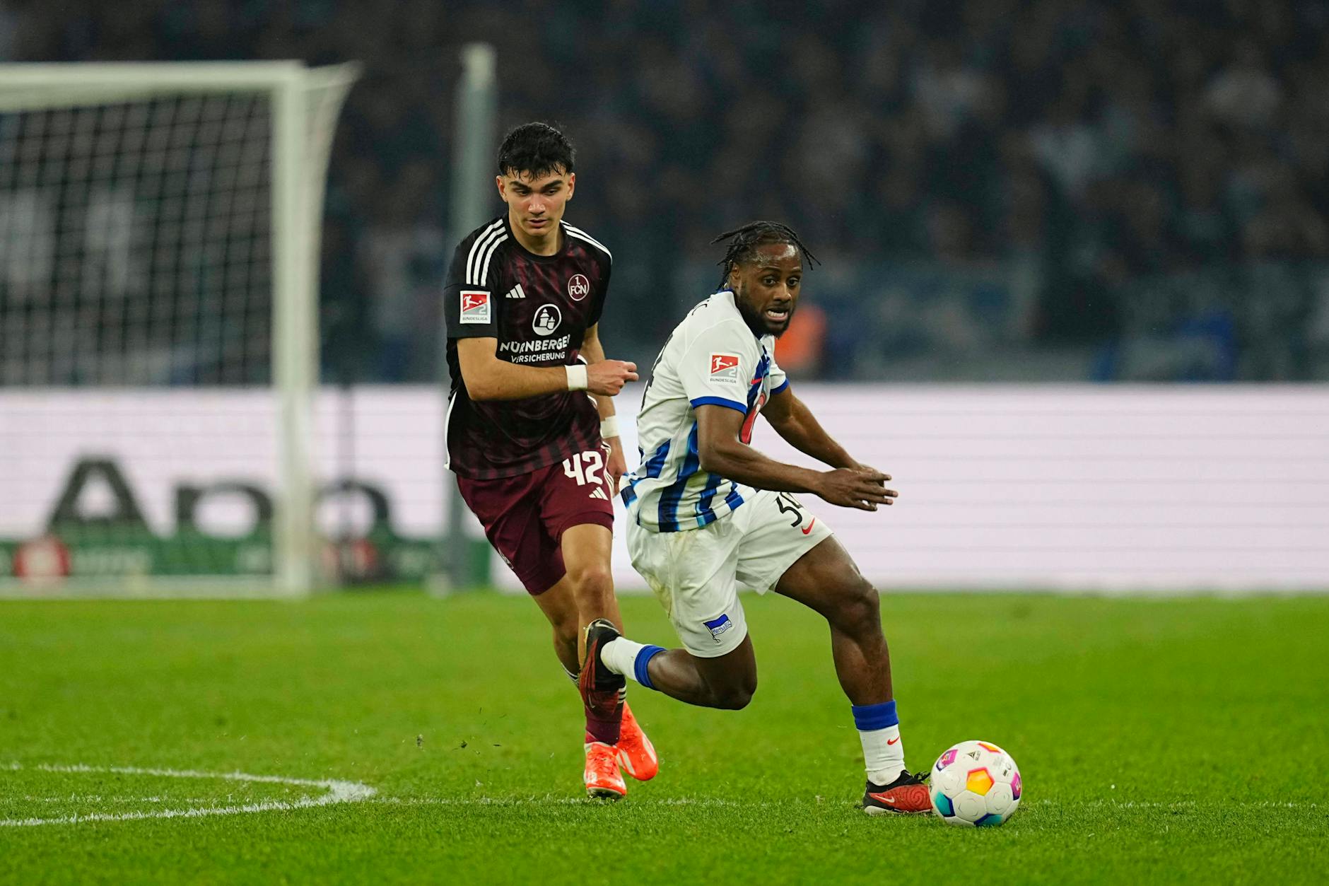 Herthas Deyovaisio Zeefuik (r.) brachte als Joker beim 3:3 gegen Nürnberg den richtigen Biss ins Spiel und bekam Sonderlos von Trainer Pal Dardai.