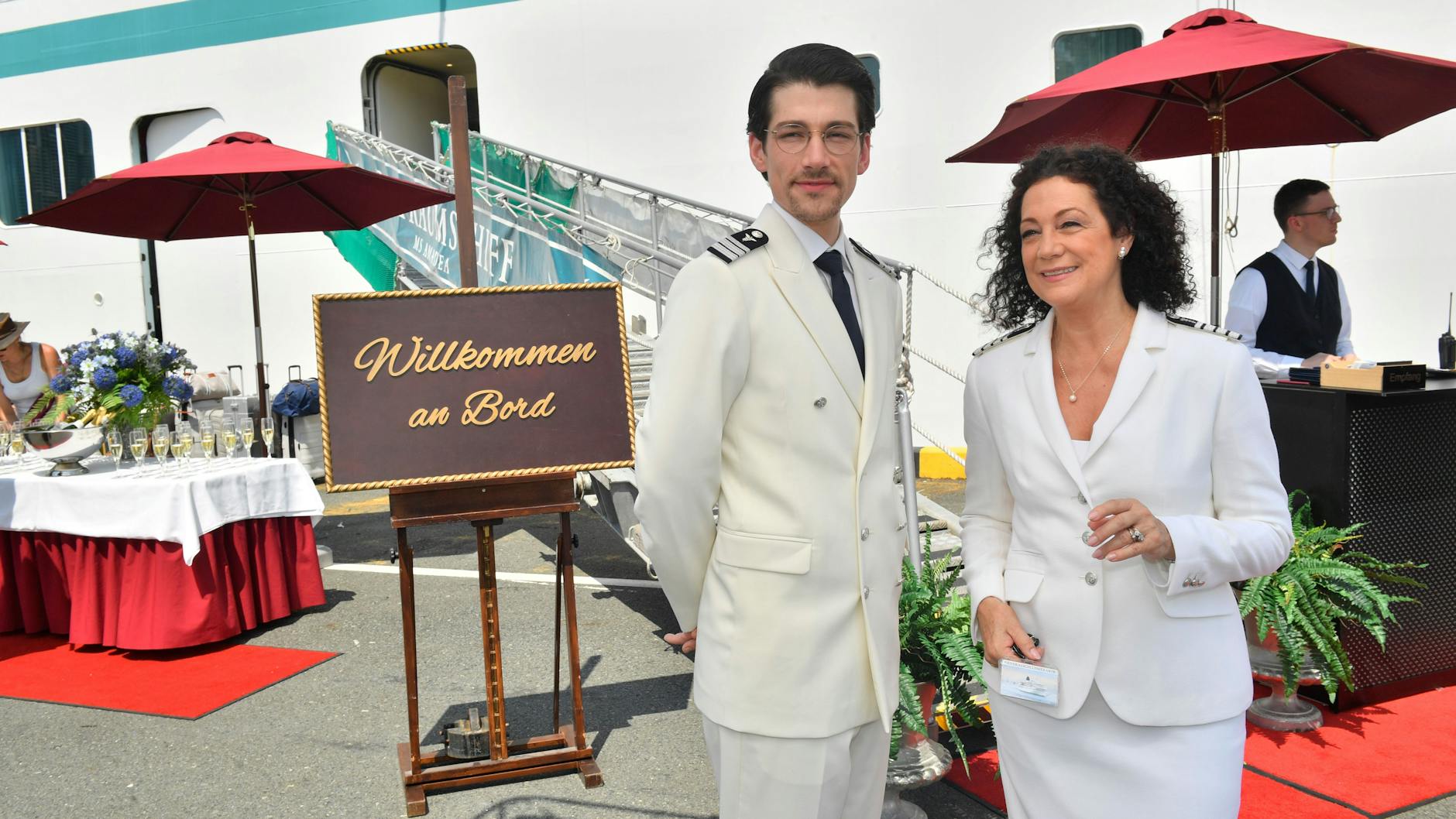 Trainee Oliver Sander (Maximilian Gehrlinger) und Hanna Liebhold (Barbara Wussow).