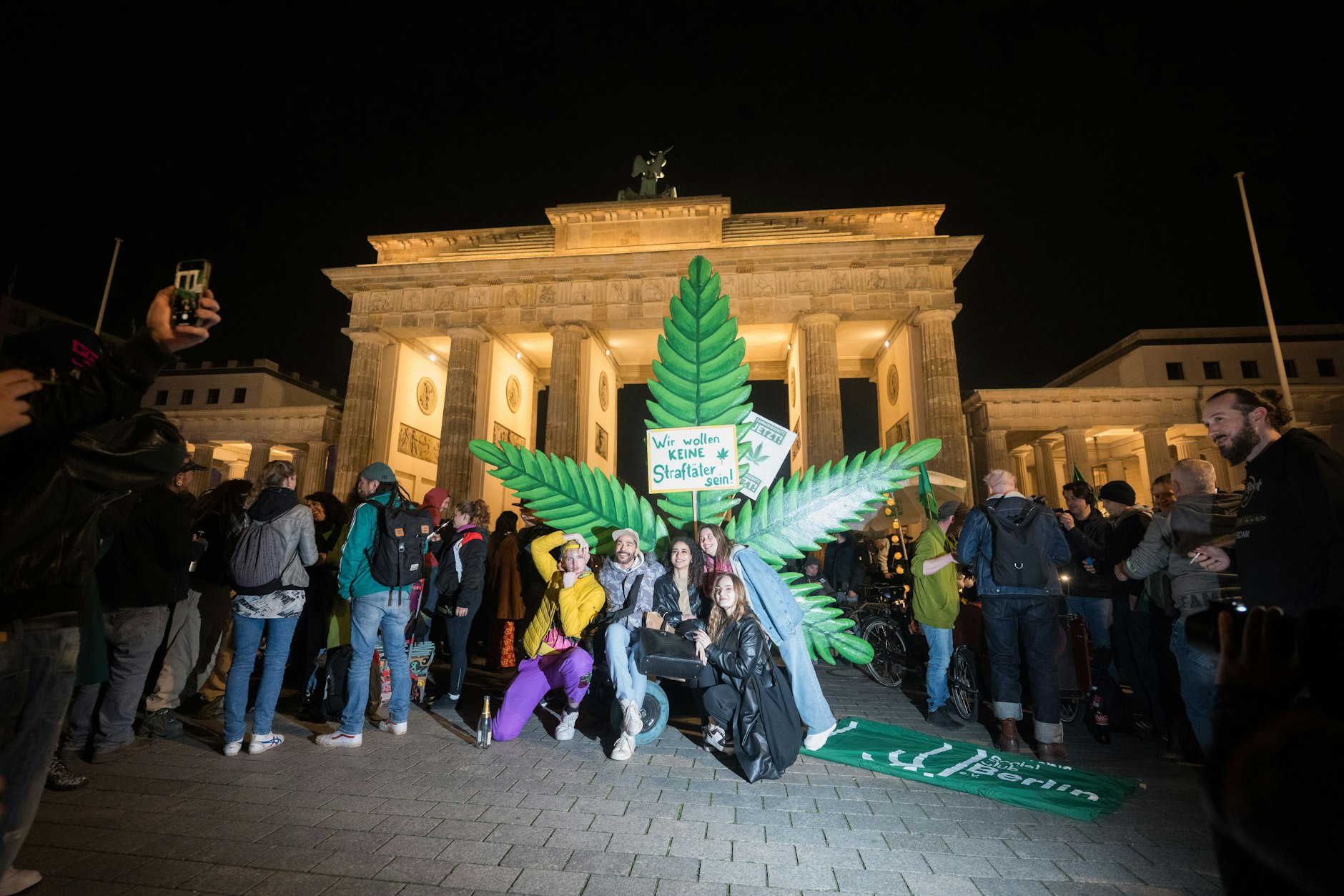 Um Mitternacht fand ein großes „Smoke In“ vor dem Brandenburger Tor statt.