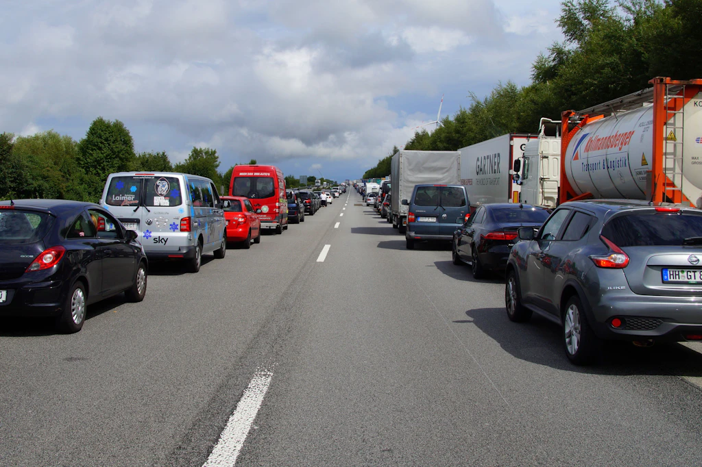 Brandenburg: Kind mit Spielzeugwaffe löst Polizeieinsatz auf Autobahn aus
