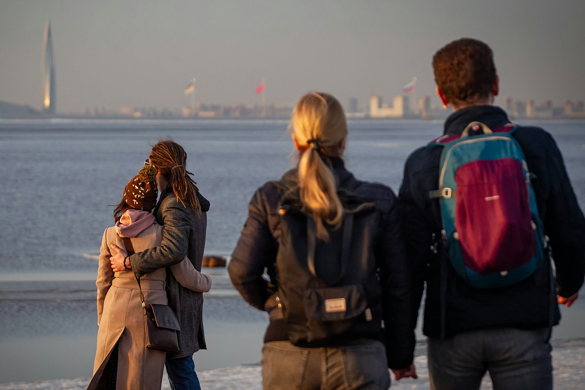 28. März 2024, Sankt Petersburg, Russland: Menschen stehen vor der Kulisse des finnischen Meerbusens. (Archivbild)