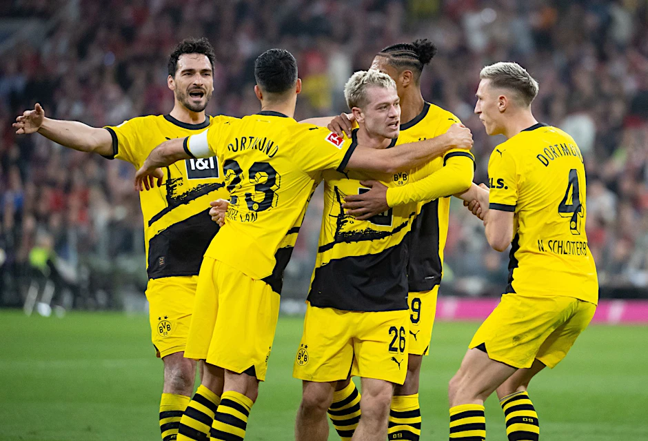 Borussia Dortmund siegt gegen den FC Bayern München.  